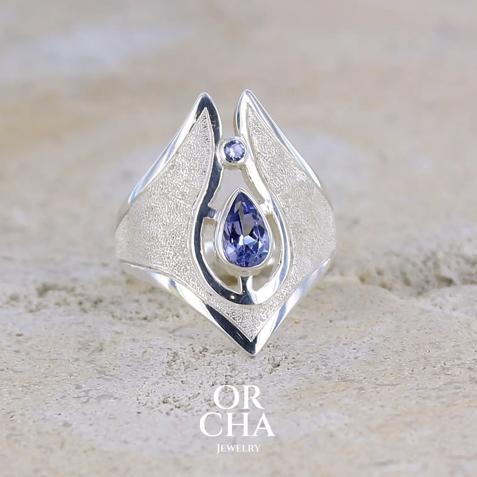 profil d'une grande Bague pour femme, fantaisy luxe en argent massif, sertie de tanzanites bleu lavande. Pierre facettée en forme de goutte et une plus petite ronde. Pierre  lumineuse et propre à l'oeil. Taille 59. Bijoux unique, éthique et durable présenté dans un coffret de notre marque, prêt à offrir. Livraison offerte, certificat d'authenticité, service client.