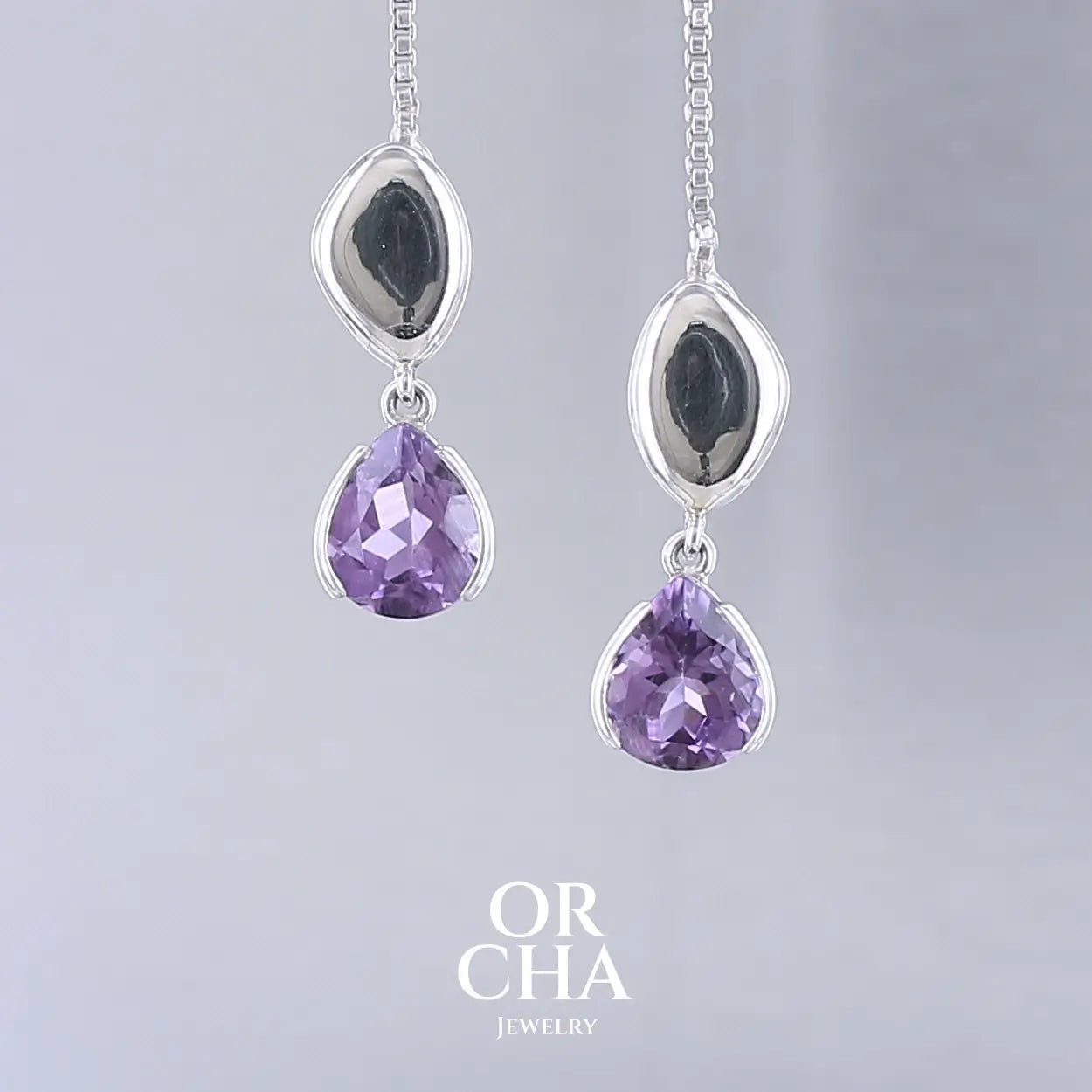 Boucles d'oreilles pendantes pour femme en argent massif serties d'Améthyste. Pierres facettées en forme de goutte de qualités transparentes, propre à l'oeil. Pierres naturelles de couleur violet moyen .Bijoux unique, éthique et durable présenté dans un coffret de notre marque, prêt à offrir. Livraison offerte, certificat d'authenticité, service client.
