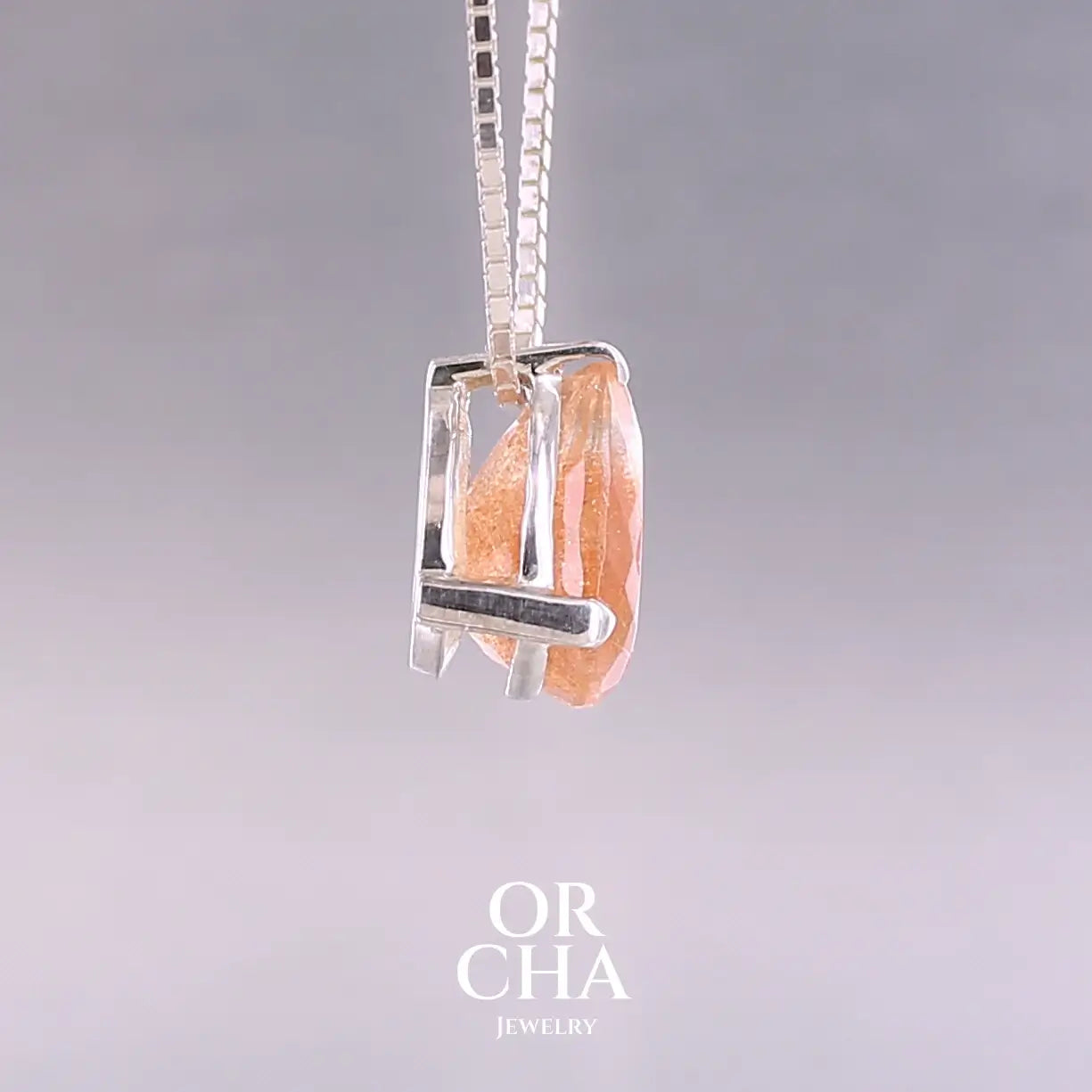 Collier solitaire pour femme en argent massif serti d'une pierre de soleil. Pierre de couleur orange facettée en forme de goutte, qualité transparente à  inclusions scintillantes dorées orangées. Pendentif monté sur une chaine en argent sterling de type maille carrée miroir de 0,94 mm d'épaisseur et de 40 cm de longueur. Bijoux unique, éthique et durable présenté dans un coffret de notre marque, prêt à offrir. Livraison offerte, certificat d'authenticité, service client.
