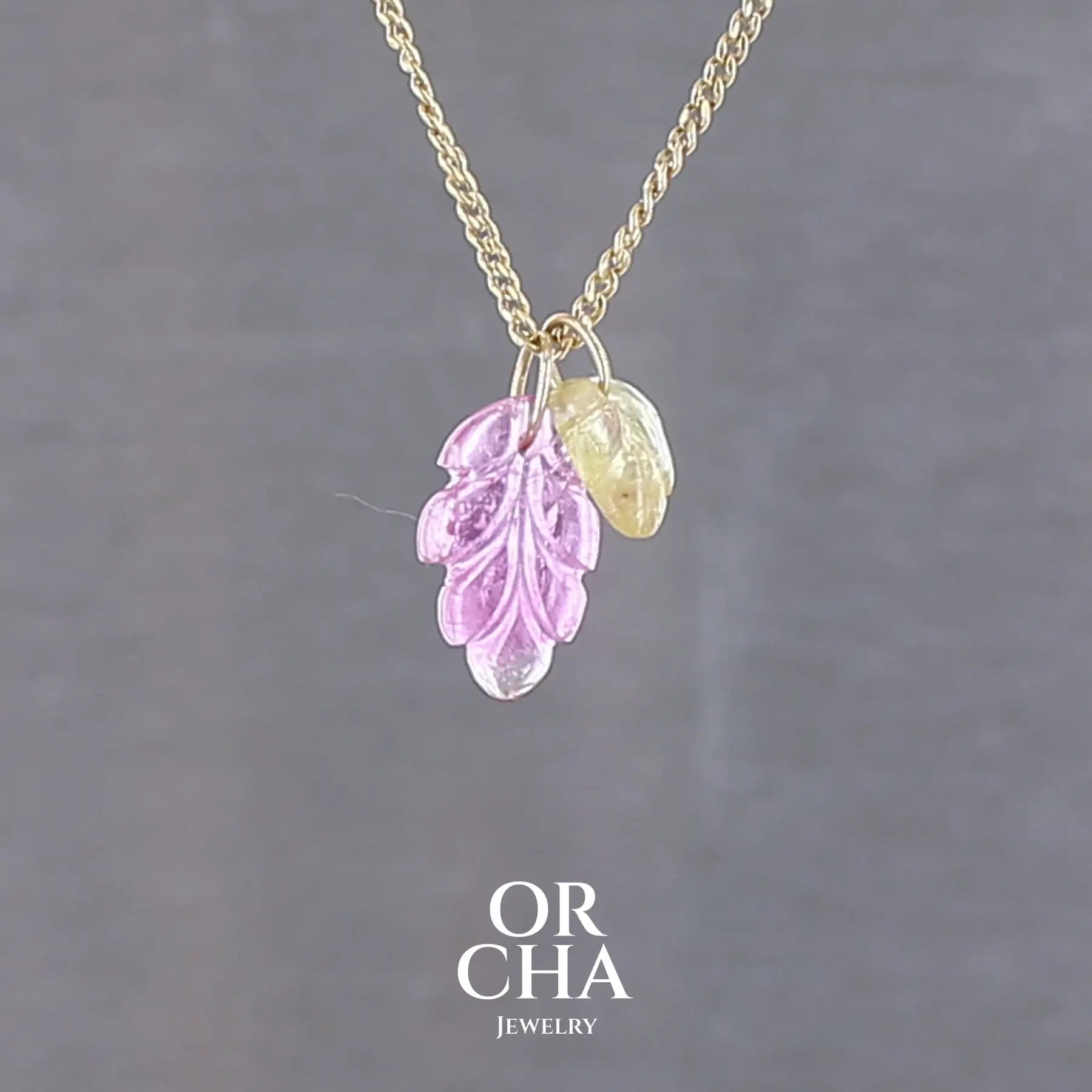 Collier pour femme orné de deux tourmalines, l'une rose et l'autre jaune sculptées à la main en 3 dimensions en forme de feuilles et serties en or 18k. Les pendentifs sont montés sur une chaine en Gold filled ( or laminé ) d'une longueur de 45 cm. Bijoux unique, éthique et durable présenté dans un coffret de notre marque, prêt à offrir. Livraison offerte, certificat d'authenticité, service client.
