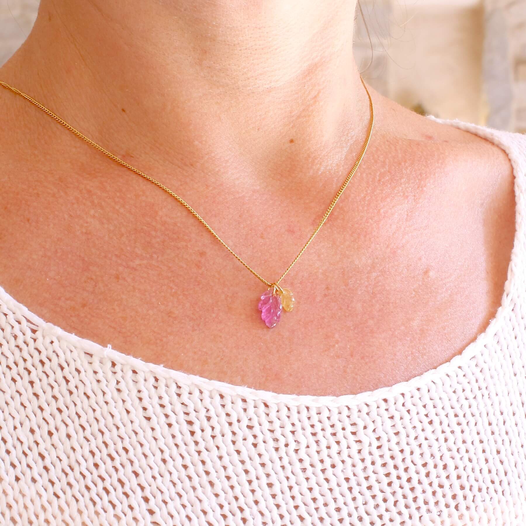 Collier pour femme orné de deux tourmalines, l'une rose et l'autre jaune sculptées à la main en 3 dimensions en forme de feuilles et serties en or 18k. Les pendentifs sont montés sur une chaine en Gold filled ( or laminé ) d'une longueur de 45 cm. Bijoux unique, éthique et durable présenté dans un coffret de notre marque, prêt à offrir. Livraison offerte, certificat d'authenticité, service client.
