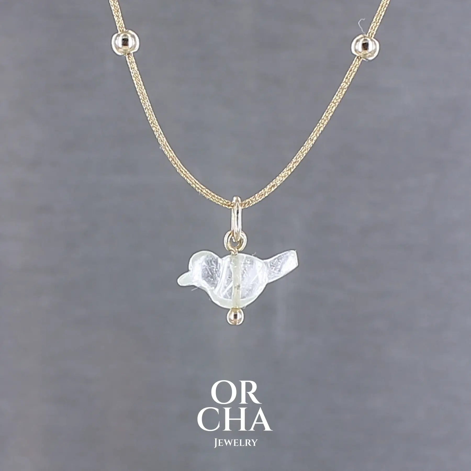 Collier pour femme orné d'une tourmaline vert d'eau très clair, sculptée à la main en 3 dimensions en forme d'oiseau, sertie en or 18k. Le pendentif est monté sur un collier corde doré scintillant, les apprêts utilisé sont en Gold filled ( or laminé ). Longueur ajustable de 40 cm à 45 cm. Bijoux unique, éthique et durable présenté dans un coffret de notre marque, prêt à offrir. Livraison offerte, certificat d'authenticité, service client.
