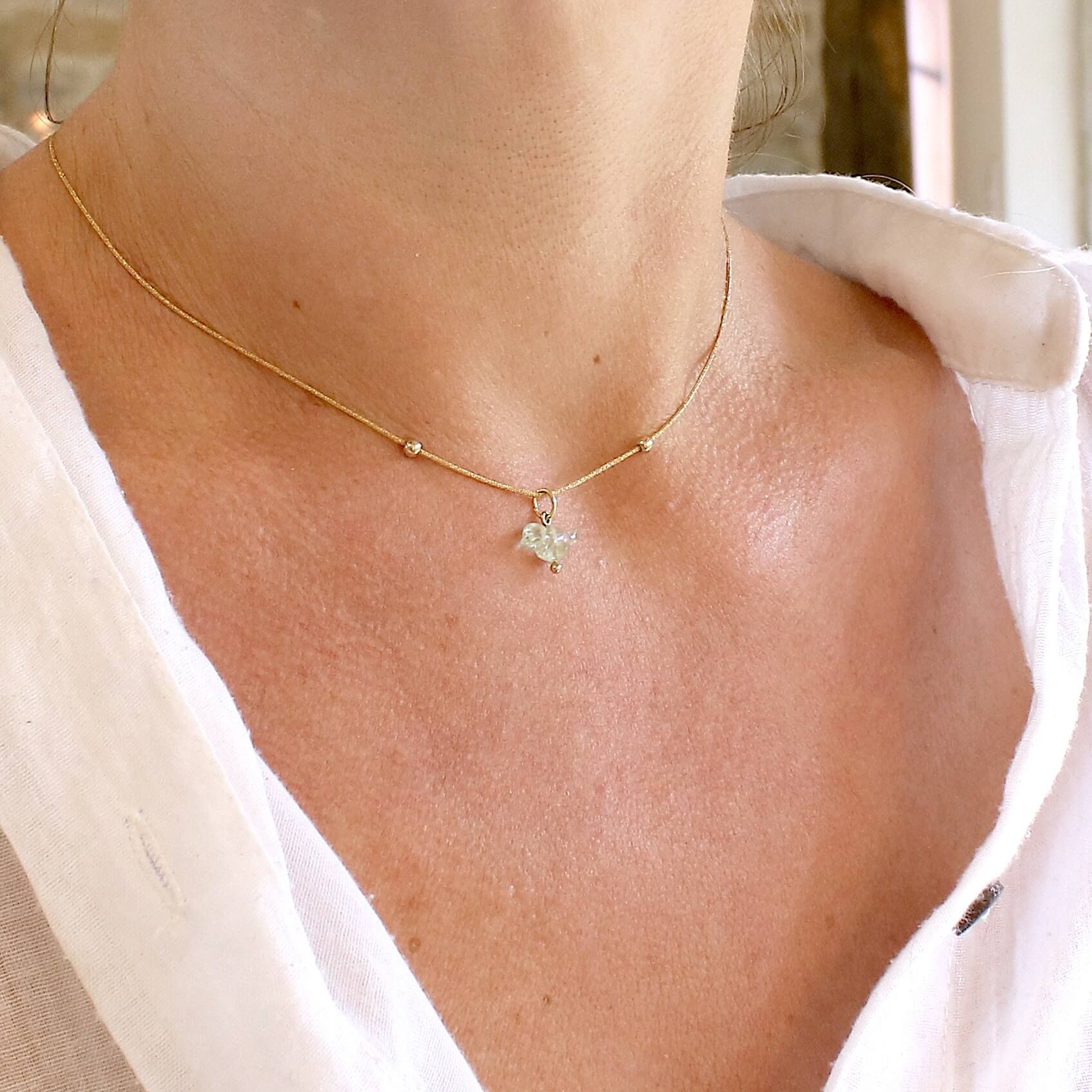 Collier pour femme orné d'une tourmaline vert d'eau très clair, sculptée à la main en 3 dimensions en forme d'oiseau, sertie en or 18k. Le pendentif est monté sur un collier corde doré scintillant, les apprêts utilisé sont en Gold filled ( or laminé ). Longueur ajustable de 40 cm à 45 cm. Bijoux unique, éthique et durable présenté dans un coffret de notre marque, prêt à offrir. Livraison offerte, certificat d'authenticité, service client.
