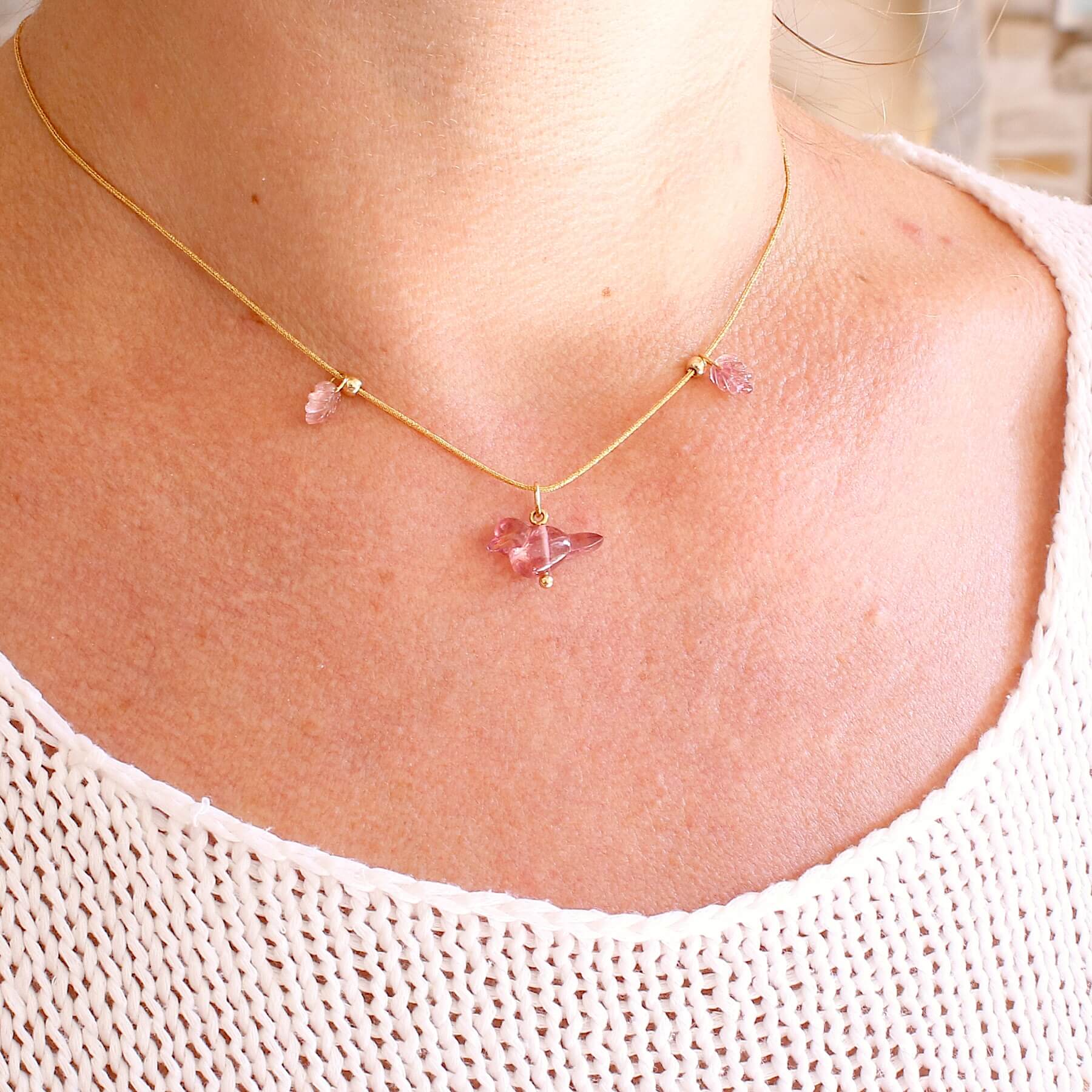 Collier pour femme orné de tourmalines roses sculptées à la main en 3 dimensions en forme d'oiseau et de feuilles, serties en or 18k. Les pendentifs sont montés sur un collier corde doré scintillant, les apprêts utilisé sont en Gold filled ( or laminé ). Longueur ajustable de 40 cm à 45 cm. Bijoux unique, éthique et durable présenté dans un coffret de notre marque, prêt à offrir. Livraison offerte, certificat d'authenticité, service client.