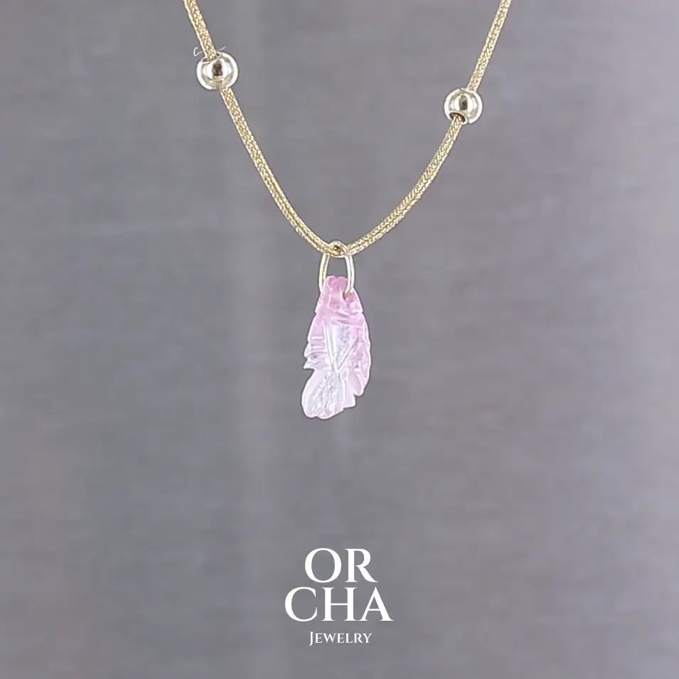 Collier pour femme orné d'une tourmaline rose sculptée à la main en 3 dimensions en forme de poisson sertie en or 18k. Le pendentif est monté sur un collier corde doré scintillant, les apprêts utilisé sont en Gold filled ( or laminé ). Longueur ajustable de 40 cm à 45 cm. Bijoux unique, éthique et durable présenté dans un coffret de notre marque, prêt à offrir. Livraison offerte, certificat d'authenticité, service client.