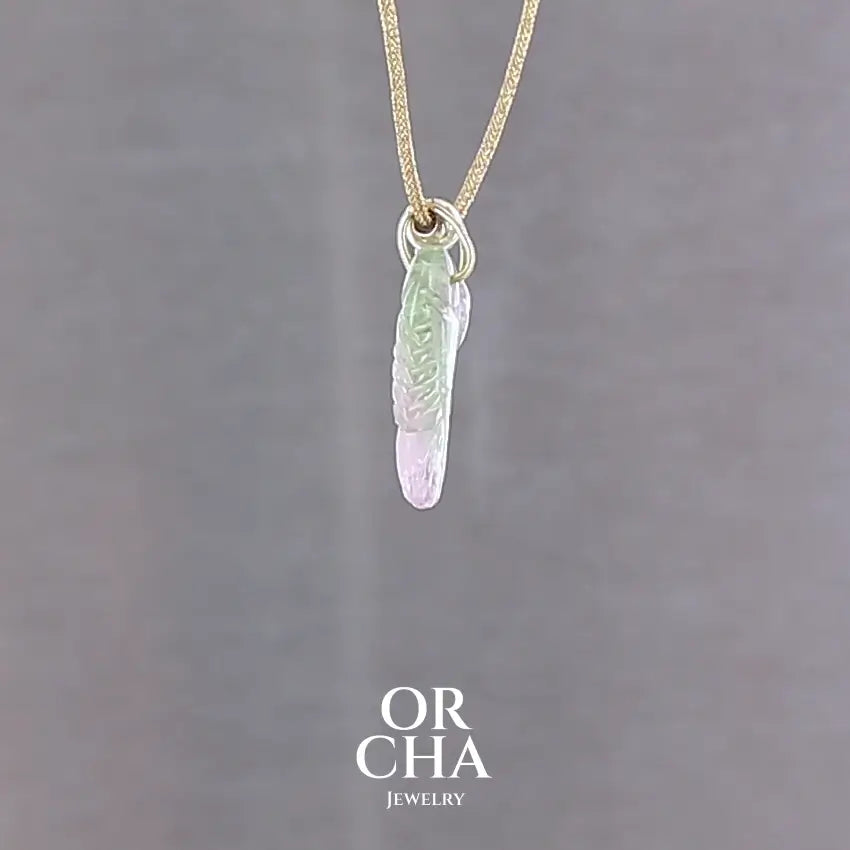 Collier pour femme orné de tourmalines bicolores roses, vertes et bleues, sculptées à la main en 3 dimensions en forme de poisson et de feuille serties en or 18k. Les pendentifs sont montés sur un collier corde doré scintillant, les apprêts utilisé sont en Gold filled ( or laminé ). Longueur ajustable de 40 cm à 45 cm. Bijoux unique, éthique et durable présenté dans un coffret de notre marque, prêt à offrir. Livraison offerte, certificat d'authenticité, service client.
