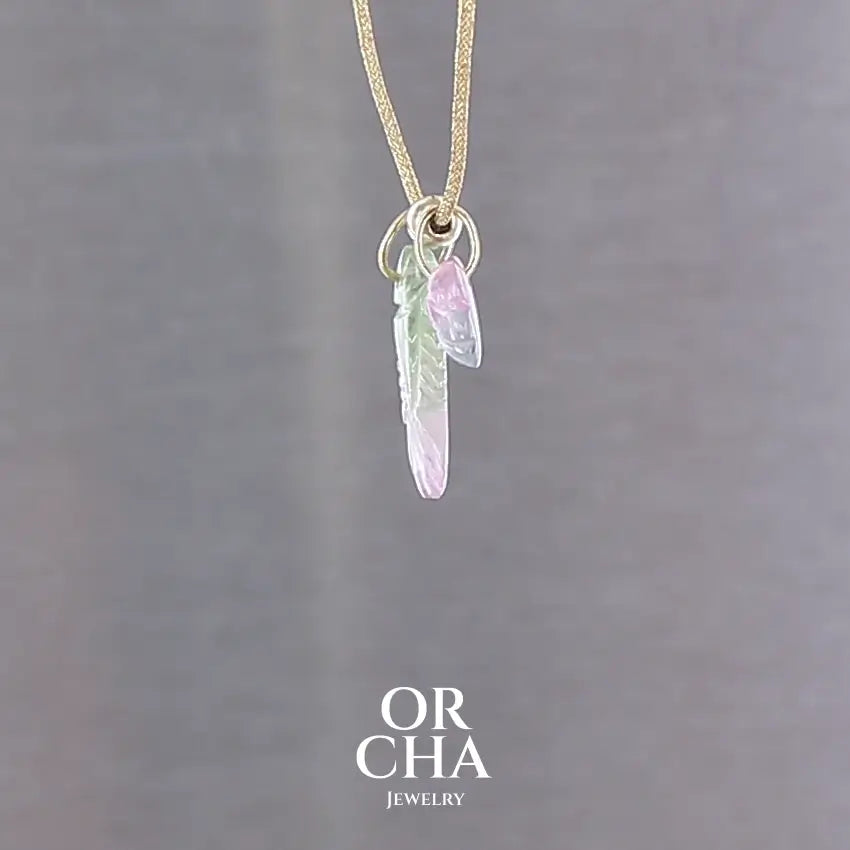 Collier pour femme orné de tourmalines bicolores roses, vertes et bleues, sculptées à la main en 3 dimensions en forme de poisson et de feuille serties en or 18k. Les pendentifs sont montés sur un collier corde doré scintillant, les apprêts utilisé sont en Gold filled ( or laminé ). Longueur ajustable de 40 cm à 45 cm. Bijoux unique, éthique et durable présenté dans un coffret de notre marque, prêt à offrir. Livraison offerte, certificat d'authenticité, service client.