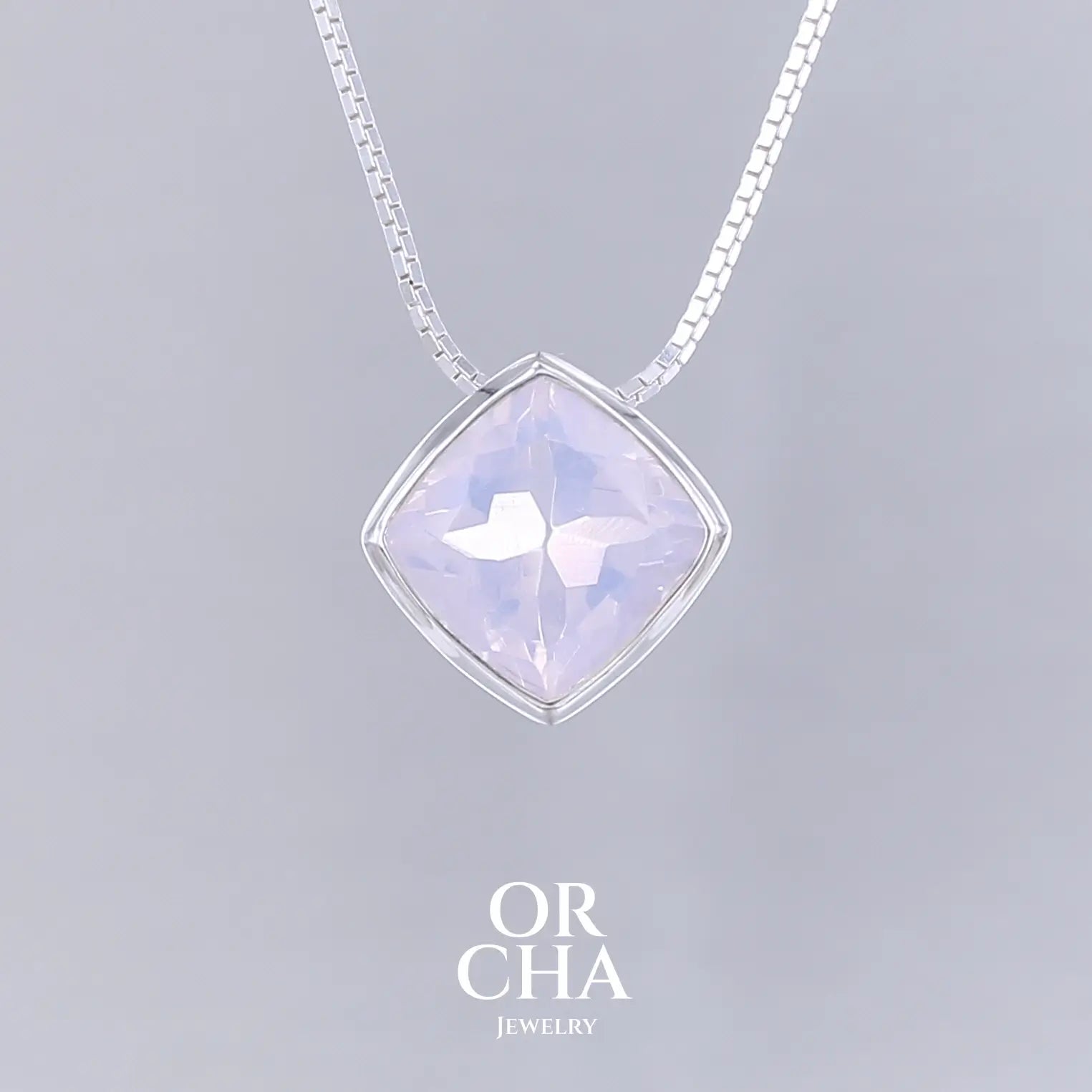 Collier solitaire pour femme en argent massif sertie d'un Quartz lavande. Pierre facettée de forme losange. Pierre de qualité transparente, propre à l'oeil, à la couleur violet pastel teinté de rose avec des reflets opalescents. Pendentif monté sur une chaine en argent sterling de type maille miroir de 0,94 mm d'épaisseur et de 40 cm de longueur. Bijoux unique, éthique et durable présenté dans un coffret de notre marque, prêt à offrir. Livraison offerte, certificat d'authenticité, service client.
