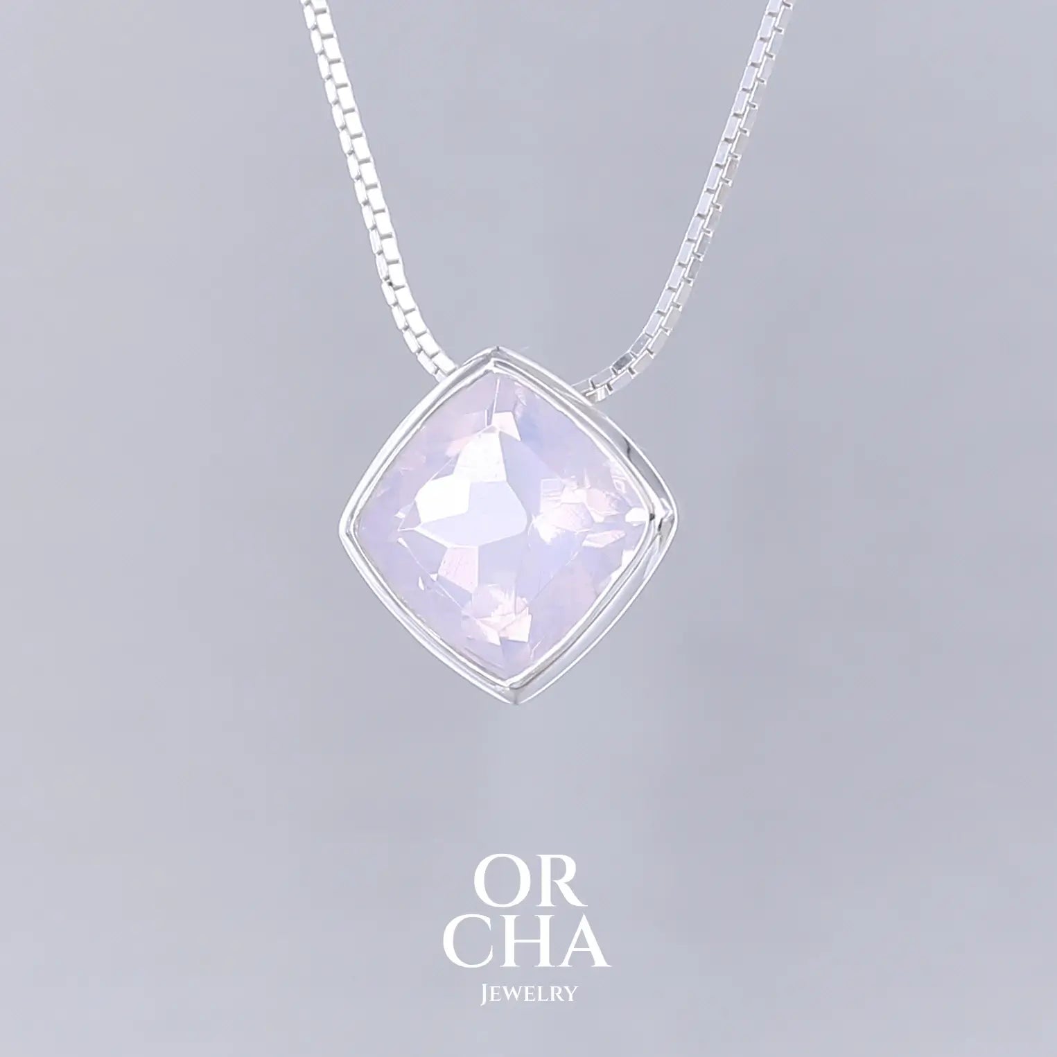 Collier solitaire pour femme en argent massif sertie d'un Quartz lavande. Pierre facettée de forme losange. Pierre de qualité transparente, propre à l'oeil, à la couleur violet pastel teinté de rose avec des reflets opalescents. Pendentif monté sur une chaine en argent sterling de type maille miroir de 0,94 mm d'épaisseur et de 40 cm de longueur. Bijoux unique, éthique et durable présenté dans un coffret de notre marque, prêt à offrir. Livraison offerte, certificat d'authenticité, service client.