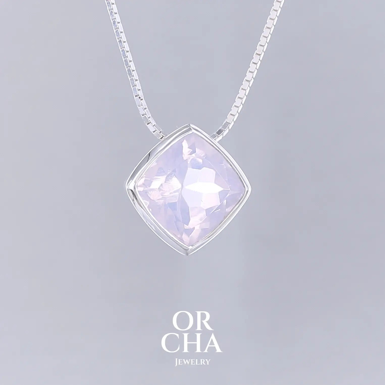 Collier solitaire pour femme en argent massif sertie d'un Quartz lavande. Pierre facettée de forme losange. Pierre de qualité transparente, propre à l'oeil, à la couleur violet pastel teinté de rose avec des reflets opalescents. Pendentif monté sur une chaine en argent sterling de type maille miroir de 0,94 mm d'épaisseur et de 40 cm de longueur. Bijoux unique, éthique et durable présenté dans un coffret de notre marque, prêt à offrir. Livraison offerte, certificat d'authenticité, service client.