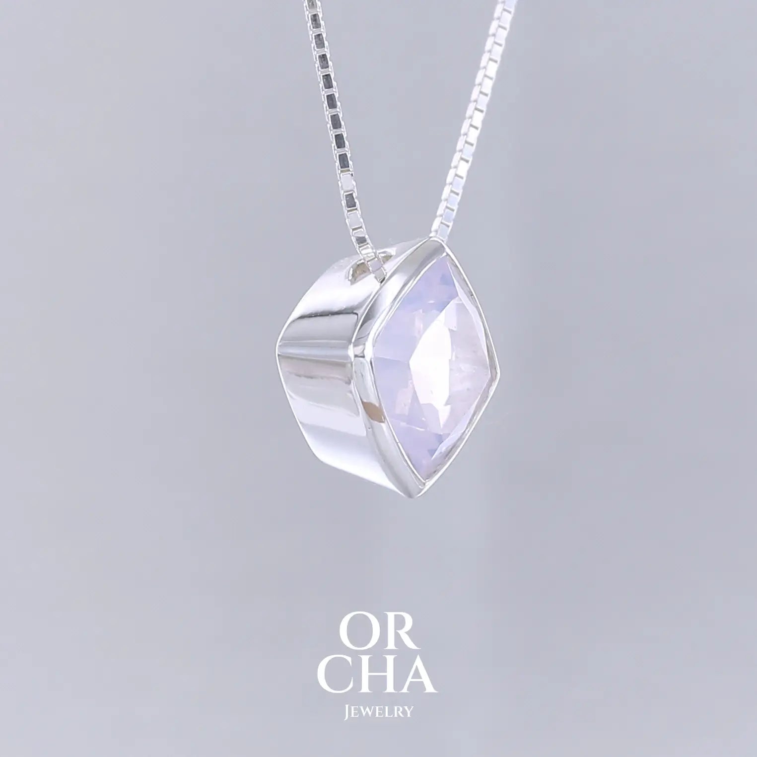 Collier solitaire pour femme en argent massif sertie d'un Quartz lavande. Pierre facettée de forme losange. Pierre de qualité transparente, propre à l'oeil, à la couleur violet pastel teinté de rose avec des reflets opalescents. Pendentif monté sur une chaine en argent sterling de type maille miroir de 0,94 mm d'épaisseur et de 40 cm de longueur. Bijoux unique, éthique et durable présenté dans un coffret de notre marque, prêt à offrir. Livraison offerte, certificat d'authenticité, service client.
