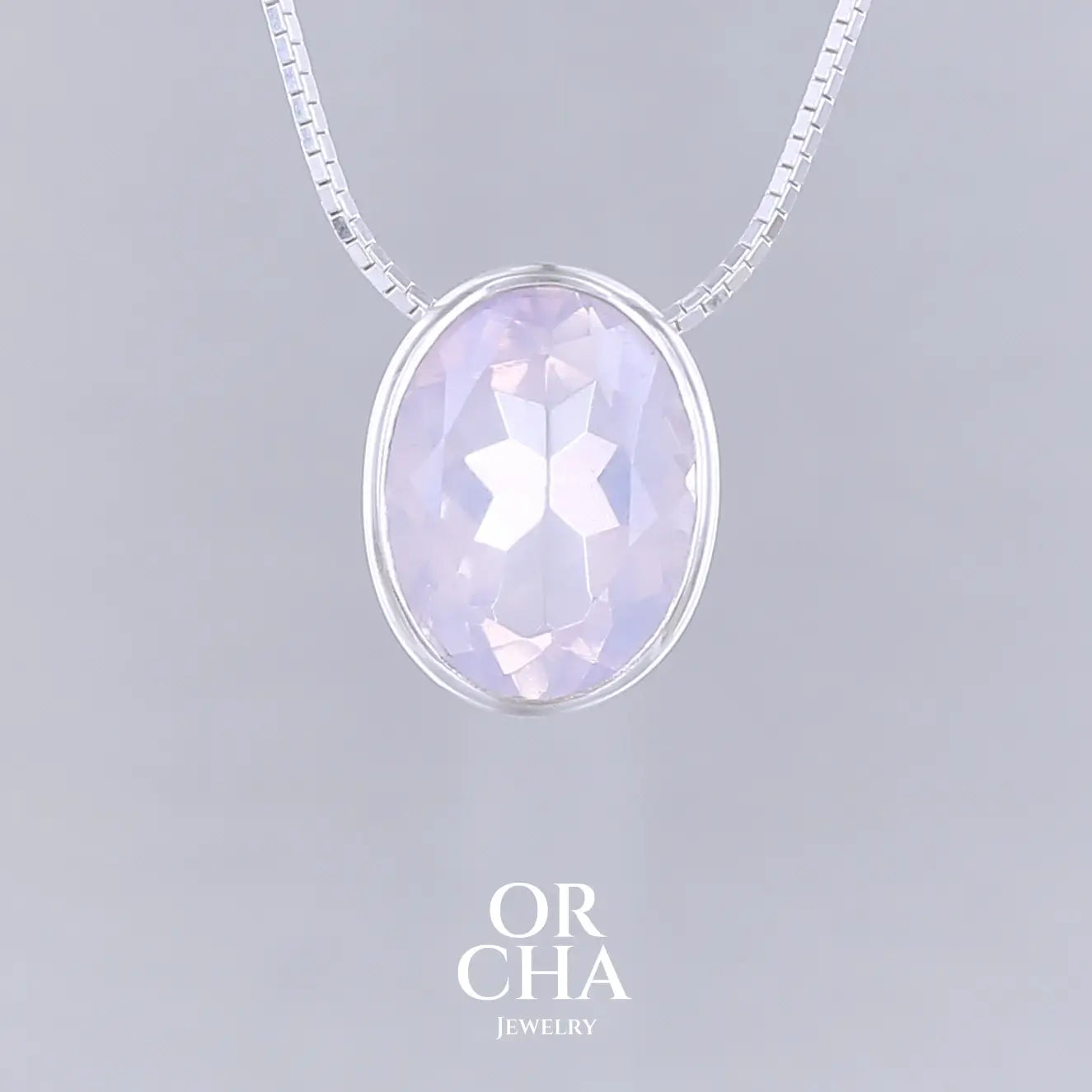 Collier solitaire pour femme en argent massif sertie d'un Quartz lavande. Pierre facettée de forme ovale de qualité transparente, propre à l'oeil. Pierre naturelle de couleur violet pastel teinté de rose avec des reflets opalescents. Pendentif monté sur une chaine en argent sterling de type maille miroir de 0,94 mm d'épaisseur et de 40 cm de longueur. Bijoux unique, éthique et durable présenté dans un coffret de notre marque, prêt à offrir. Livraison offerte, certificat d'authenticité, service client.
