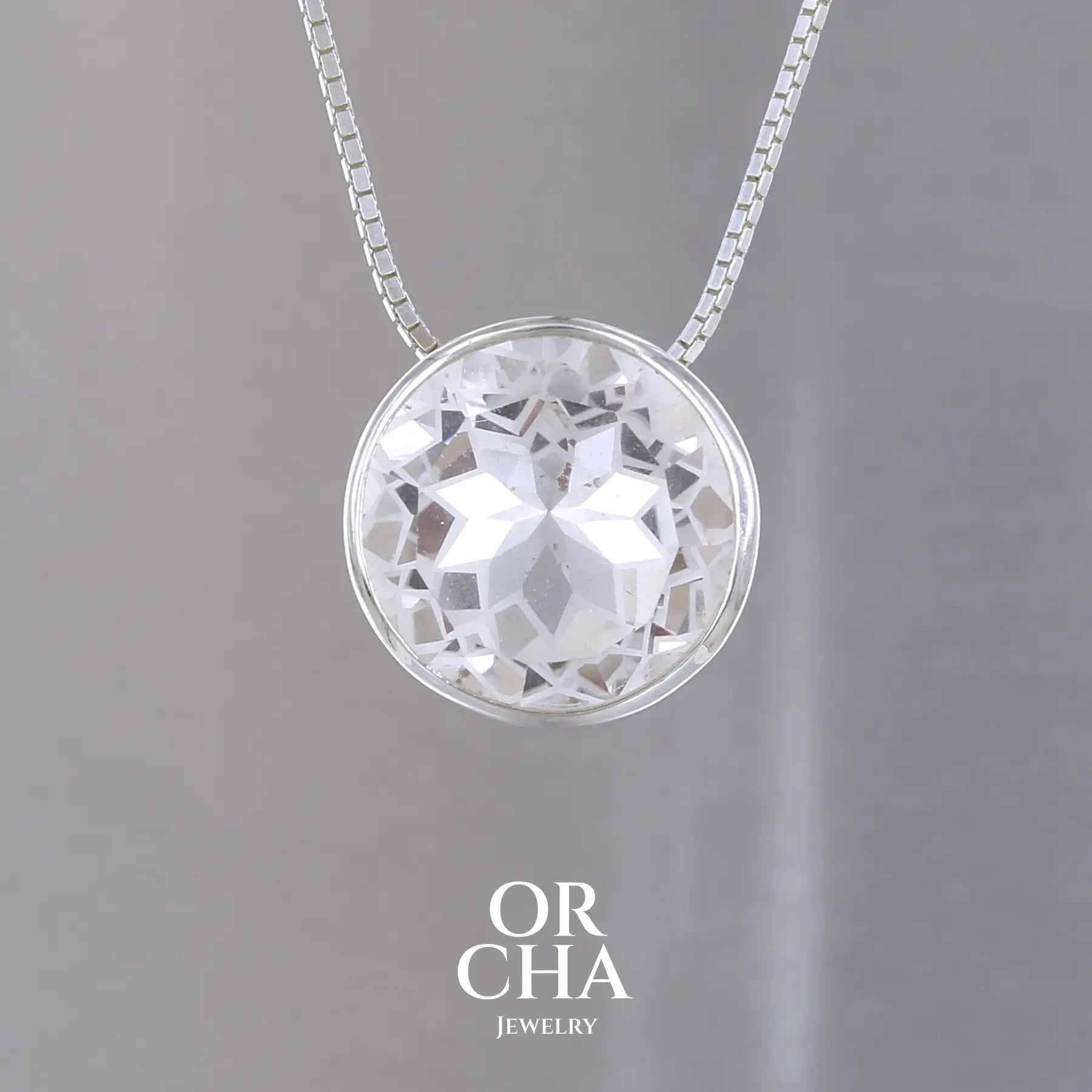 collier solitaire pour femme en argent massif sertie d'un Cristal de roche gravé d'une fleur de vie. Pierre facettée de forme ronde de qualité transparente, propre à l'oeil. Pierre naturelle incolore et blanche sur les parties gravées. Pendentif monté sur une chaine en argent sterling de type maille miroir de 0,94 mm d'épaisseur et de 40 cm de longueur. Bijoux unique, éthique et durable présenté dans un coffret de notre marque, prêt à offrir. Livraison offerte, certificat d'authenticité, service client.