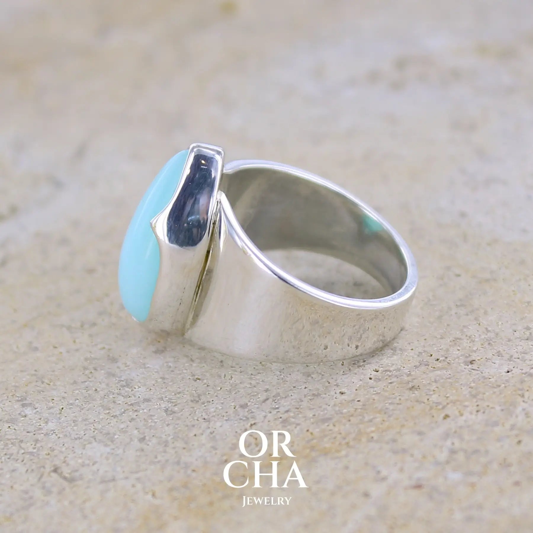 détail texture d'une bague pour femme en argent massif, sertie d'un cabochon d'opale bleue du Pérou. Pierre taillée en forme de longue goutte. Pierre opaque. Taille 54. Bijoux unique, éthique et durable présenté dans un coffret de notre marque, prêt à offrir. Livraison offerte, certificat d'authenticité, service client.