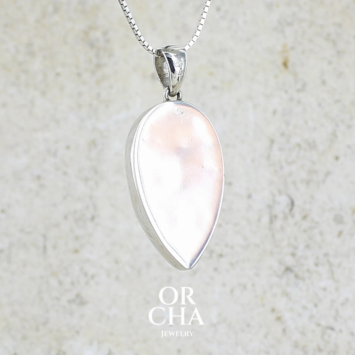 Vue de dos d'un Pendentif pour femme en argent massif serti d'une préhnite de couleur vert jaune clair. Pierre naturelle taillée en cabochon en forme de goutte. Bijoux unique par orchajewelry.