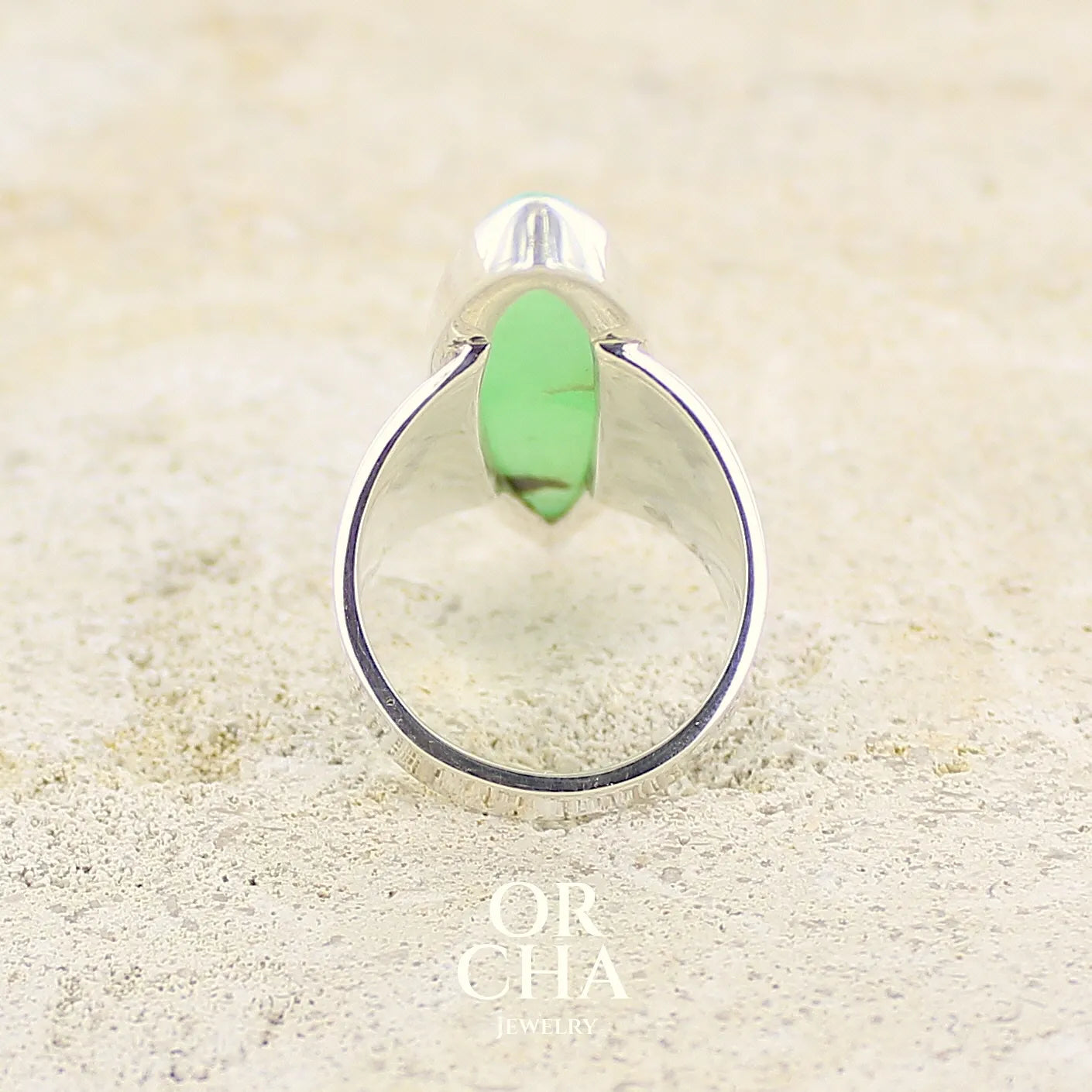Vue de dos d'une bague marquise pour femme en argent massif, sertie d'un cabochon de Chrysoprase. Pierre vert pomme de qualité opaque. Bijoux unique réalisé en taille 58 par Orcha jewelry