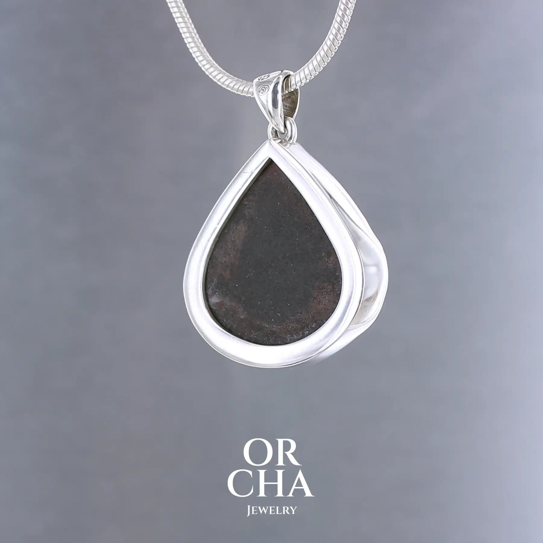 Pendentif en argent massif avec Uvarovite - Essential