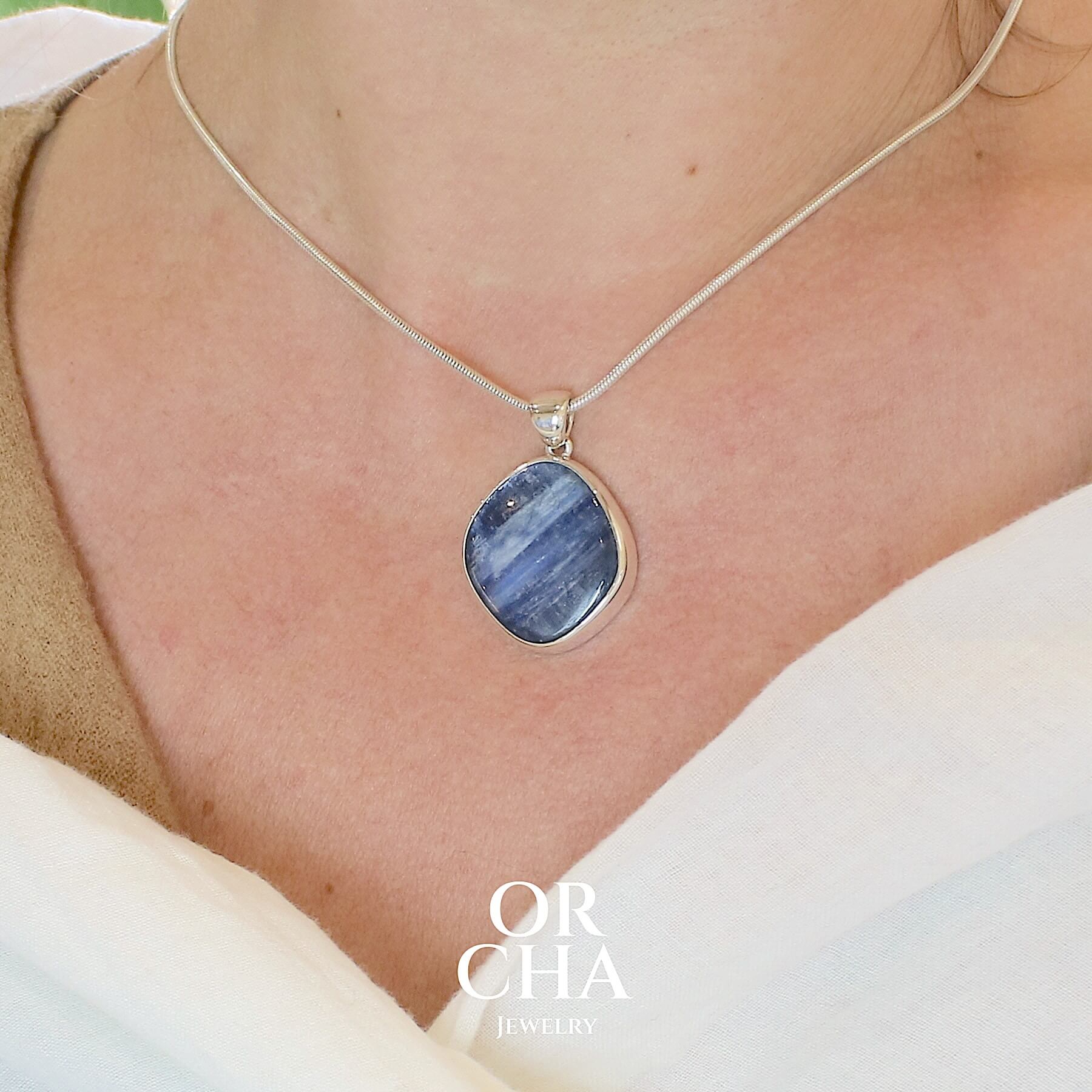 Pendentif en argent avec Cyanite - Essential