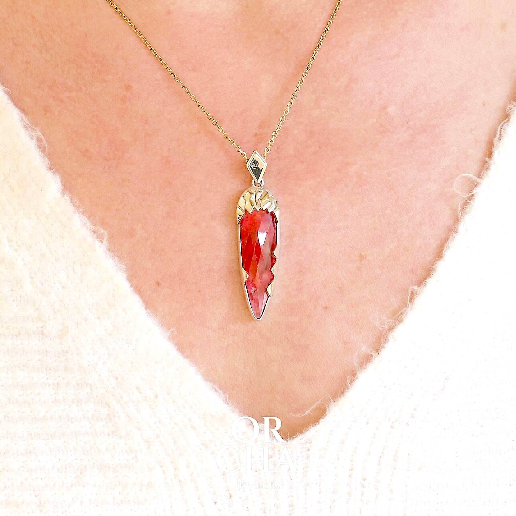 Pendentif pour femme en or jaune massif  14k serti d'une Rhodonite de qualité gemme de 24 carats. Pierre de couleur rouge coquelicot, transparente à inclusions. Pierre naturelle, ovale, taillée en cabochon facetté sur toute sa surface. Bijoux unique, éthique et durable présenté dans un coffret de notre marque, prêt à offrir. Livraison offerte, certificat d'authenticité, service client