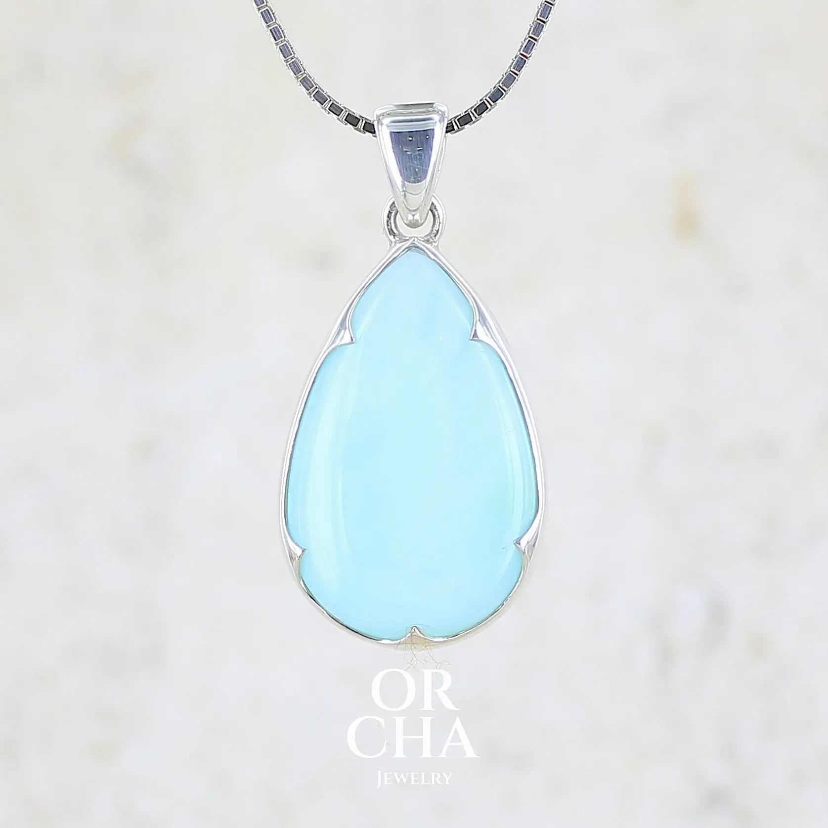 Pendentif en argent massif, sertie d'un cabochon d'opale bleue du Pérou de couleur bleu ciel clair. Pierre en forme de goutte. Pierre opaque et translucide. Bijoux unique, éthique et durable présenté dans un coffret de notre marque, prêt à offrir. Livraison offerte, certificat d'authenticité, service client.
