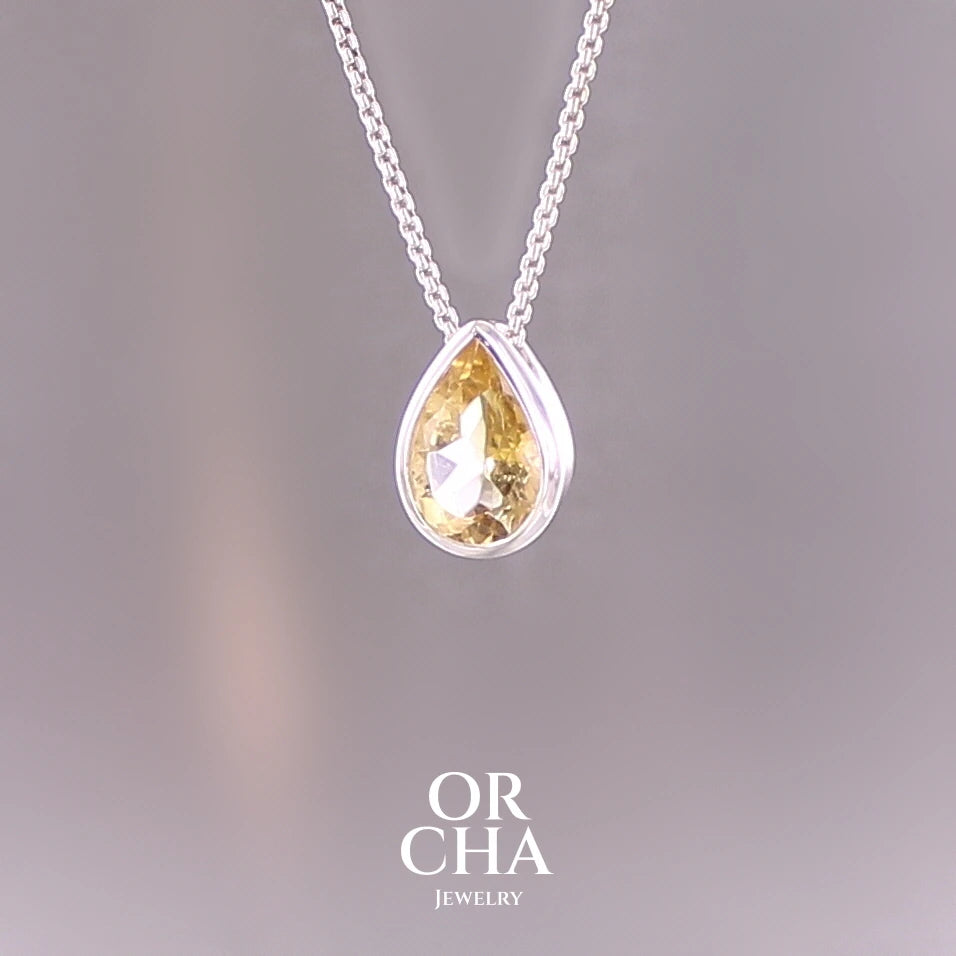 Collier solitaire pour femme en argent massif serti d'une Citrine. Pierre au nuance de couleur jaune doré lumineux, pierre facettée en forme de goutte, qualité transparente propre à l'oeil. Pendentif monté sur une chaine en argent sterling de type maille vénitienne de 1,3 mm d'épaisseur et de 40 cm de longueur. Bijoux unique, éthique et durable présenté dans un coffret de notre marque, prêt à offrir. Livraison offerte, certificat d'authenticité, service client. Par Orcha Jewelry