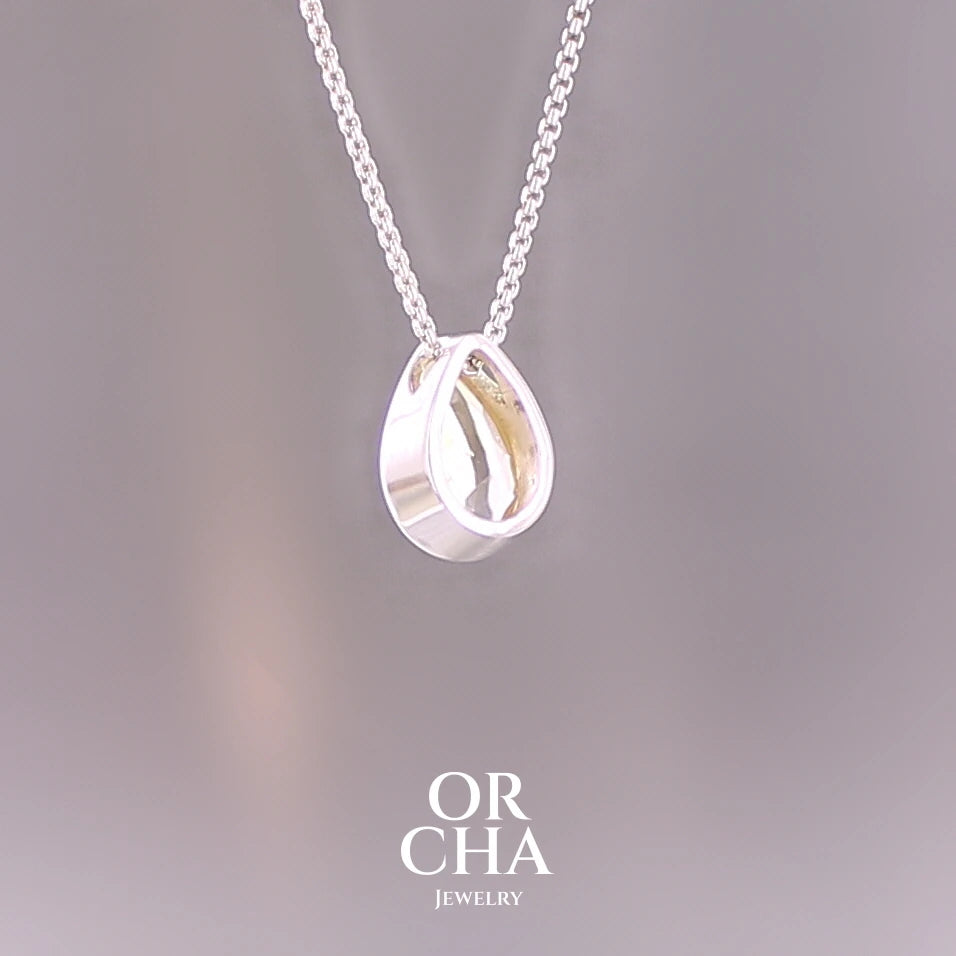 Collier solitaire pour femme en argent massif serti d'une Citrine. Pierre au nuance de couleur jaune doré lumineux, pierre facettée en forme de goutte, qualité transparente propre à l'oeil. Pendentif monté sur une chaine en argent sterling de type maille vénitienne de 1,3 mm d'épaisseur et de 40 cm de longueur. Bijoux unique, éthique et durable présenté dans un coffret de notre marque, prêt à offrir. Livraison offerte, certificat d'authenticité, service client. Par Orcha Jewelry