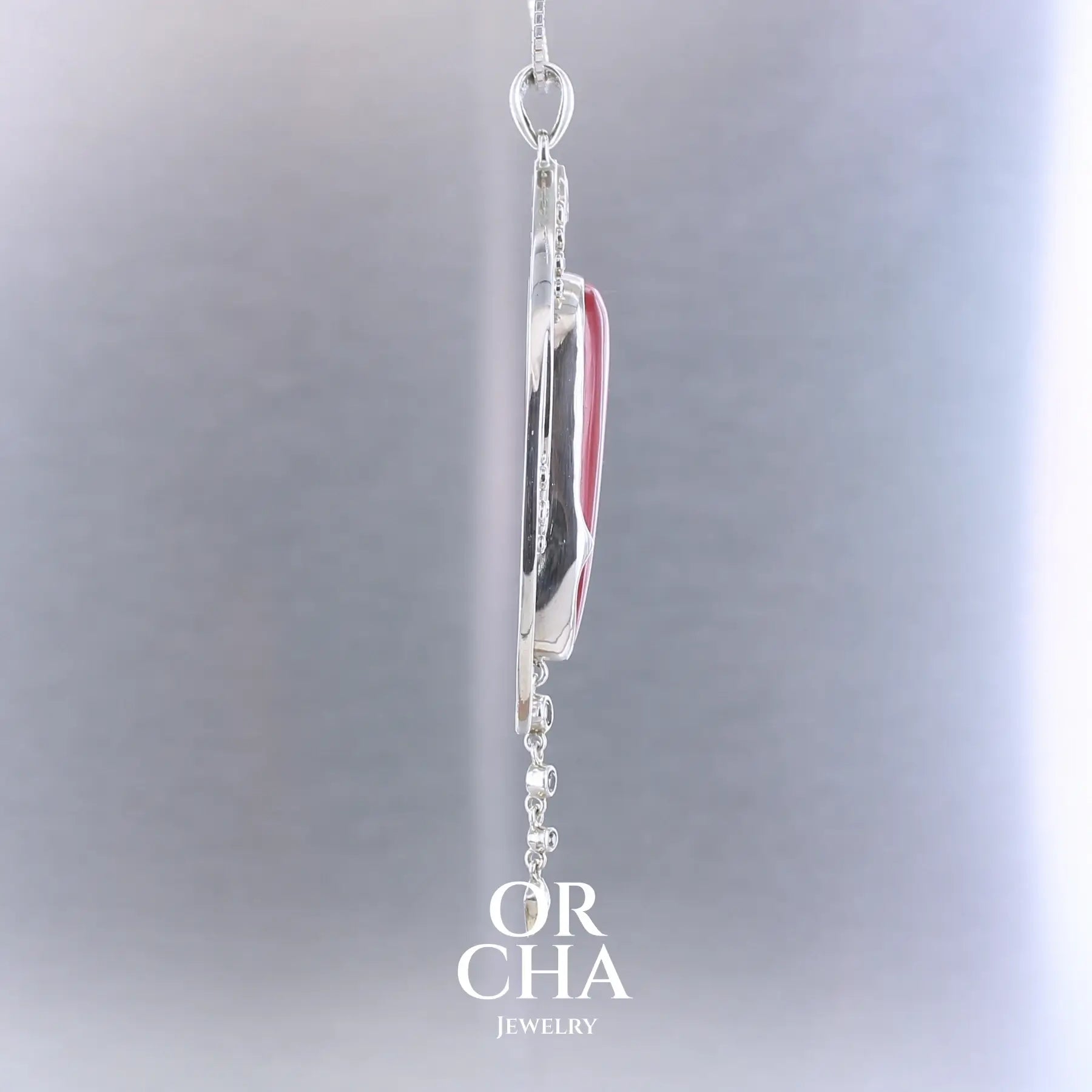 Pendentif exclusif, création originale, pour femme en argent massif serti d'une Rhodonite de très belle qualité, d'une tourmaline et de goshénite. Pierre de couleur rouge coquelicot, rose pastel et blanche, translucide à transparentes. Pierre naturelle, en forme de goutte, taillée en cabochon. Bijoux unique, éthique et durable présenté dans un coffret de notre marque, prêt à offrir. Livraison offerte, certificat d'authenticité, service client