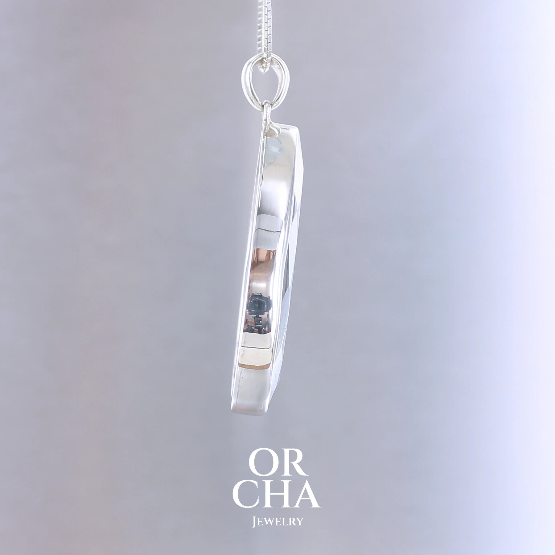 Pendentif pour femme en argent massif sertie d'une labradorite aux reflets bleus, bronzes et multicolores selon la lumière. Pierre facettée naturelle translucide présentant des inclusions fréquents sur ce type de pierre. Bijoux unique, éthique et durable présenté dans un coffret de notre marque, prêt à offrir. Livraison offerte, certificat d'authenticité, service client.