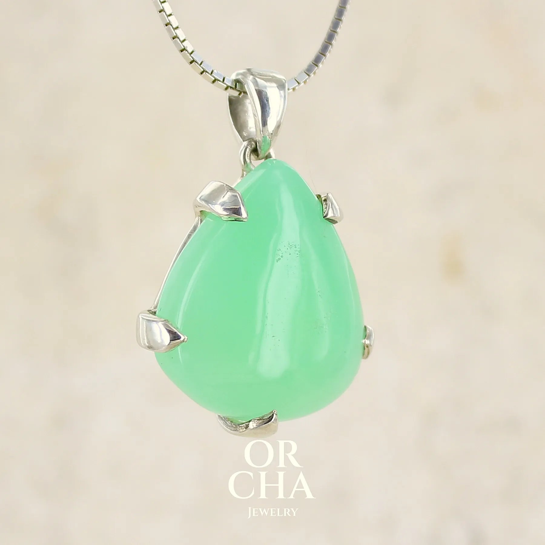 Pendentif pour en argent massif, sertie d'un cabochon de chrysoprase de couleur verte claire. Pierre de qualité translucide taillée en cabochon en forme de goutte. Bijoux unique par Orcha jewelry