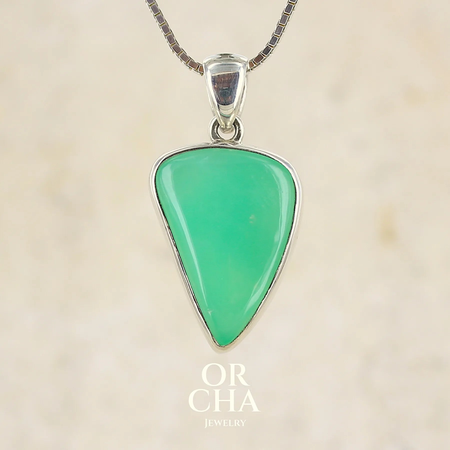Pendentif pour  homme en argent massif, sertie d'un cabochon de chrysoprase de couleur verte pomme. Pierre de qualité translucide taillée en cabochon en forme de dent. Bijoux unique par Orcha jewelry