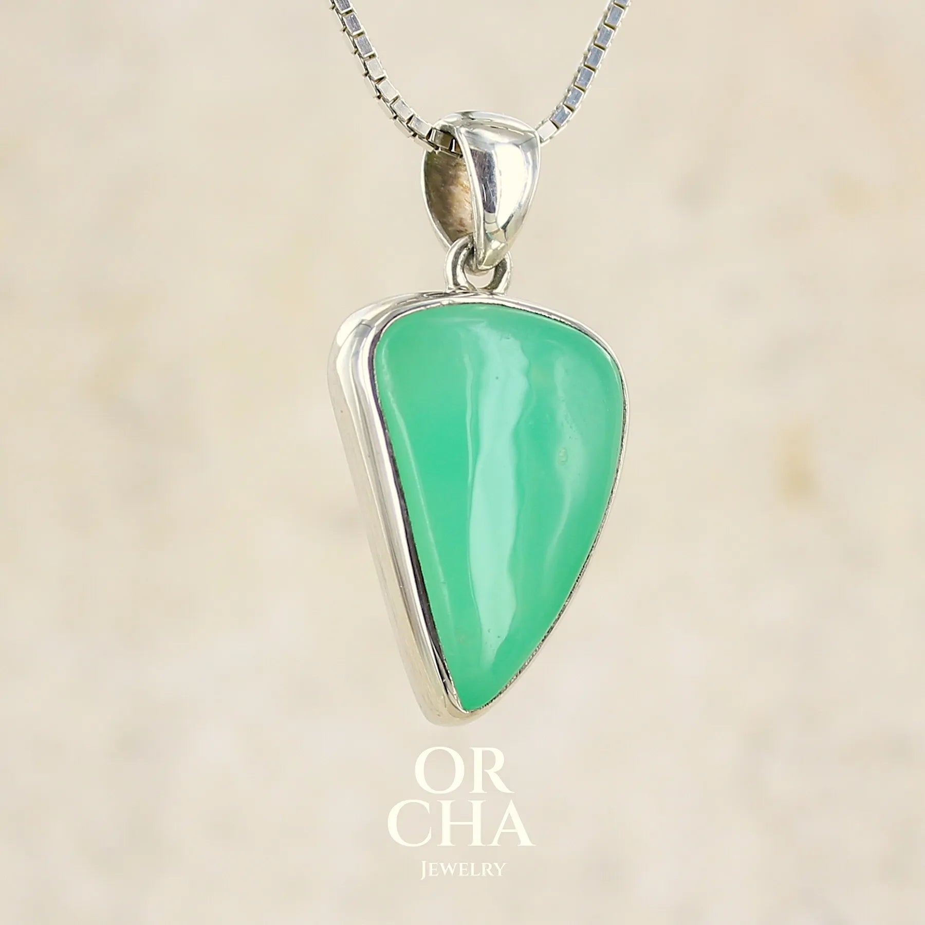 Pendentif pour  homme en argent massif, sertie d'un cabochon de chrysoprase de couleur verte pomme. Pierre de qualité translucide taillée en cabochon en forme de dent. Bijoux unique par Orcha jewelry
