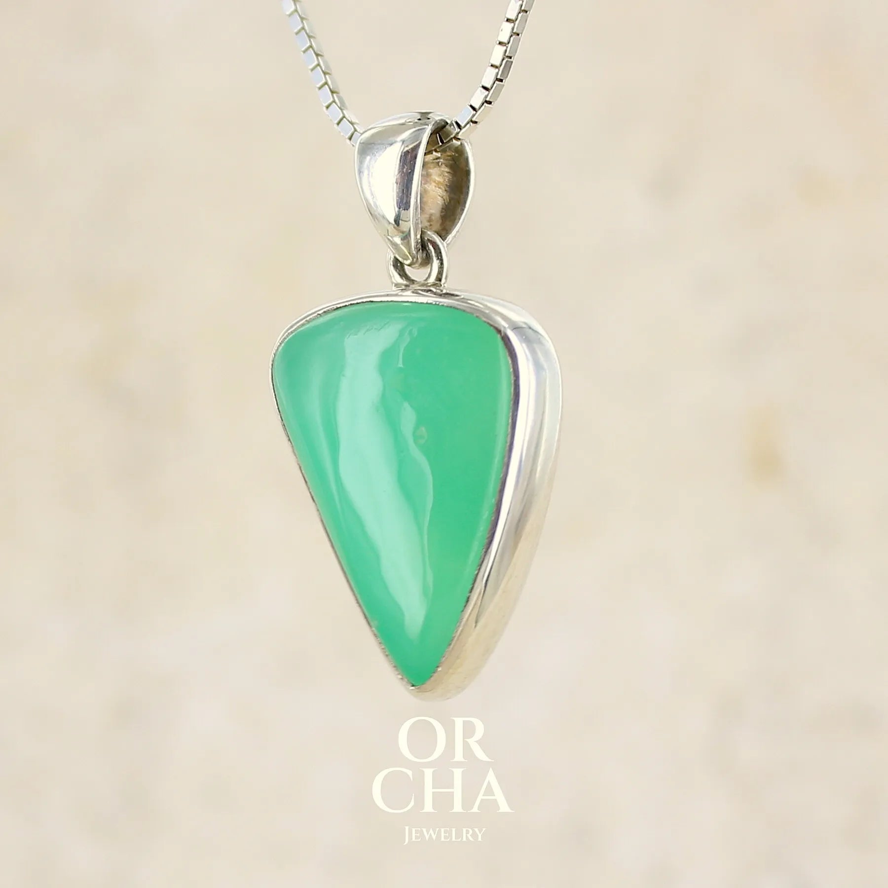 Pendentif pour  homme en argent massif, sertie d'un cabochon de chrysoprase de couleur verte pomme. Pierre de qualité translucide taillée en cabochon en forme de dent. Bijoux unique par Orcha jewelry