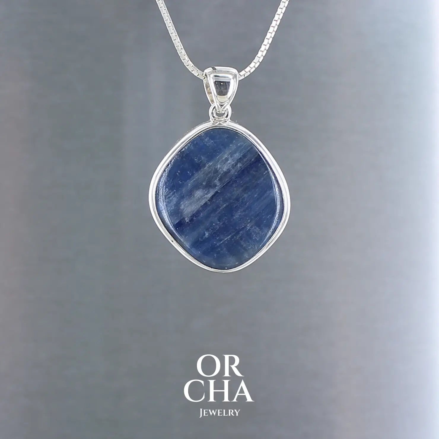 pendentif pour femme en argent massif serti d'une Cyanite ou kyanite de couleur bleu" jean " avec de jolie nuance et un effet nacré. Pierre de forme libre taillé en cabochon. pierre translucide. Bijoux unique, éthique et durable présenté dans un coffret de notre marque, prêt à offrir. Livraison offerte, certificat d'authenticité, service client.
