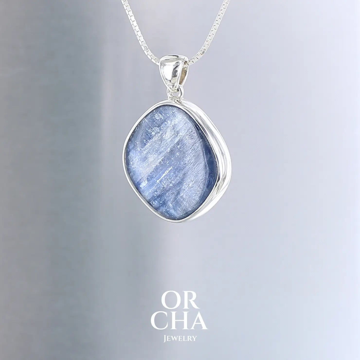Pendentif en argent avec Cyanite - Essential