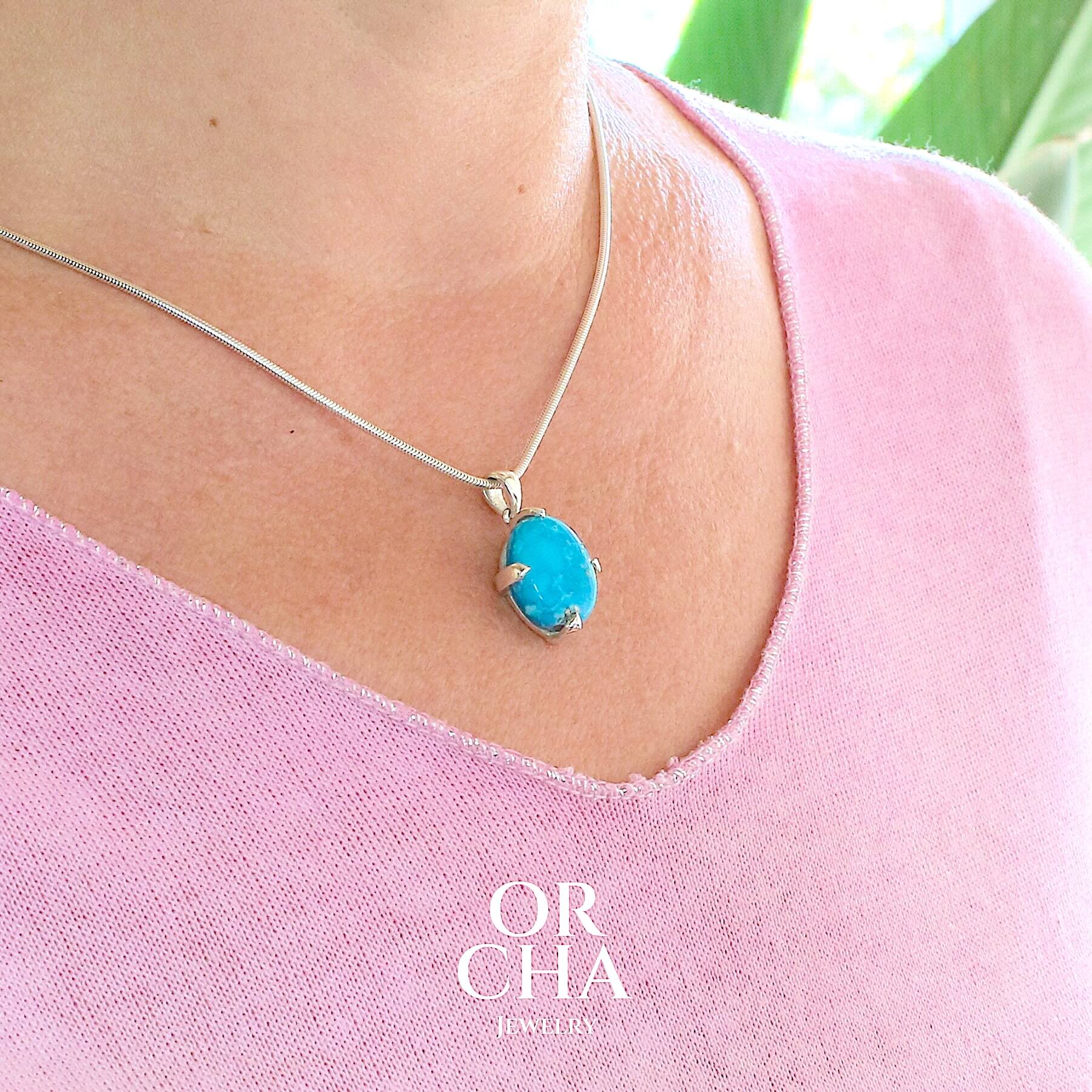 Pendentif pour homme et femme en argent massif serti d'une Turquoise véritable. Pierre cabochon de forme ovale serti de griffe. Bijoux unique, éthique et durable présenté dans un coffret de notre marque, prêt à offrir. Livraison offerte, certificat d'authenticité, service client