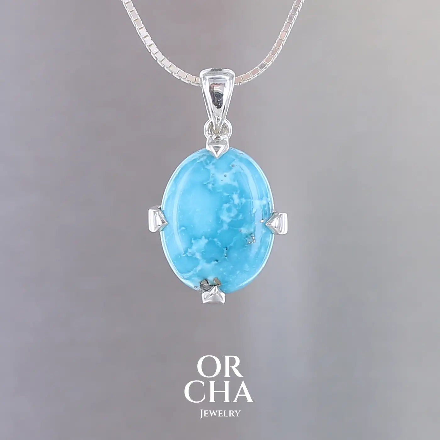 Pendentif pour homme et femme en argent massif serti d'une Turquoise véritable. Pierre cabochon de forme ovale serti de griffe. Bijoux unique, éthique et durable présenté dans un coffret de notre marque, prêt à offrir. Livraison offerte, certificat d'authenticité, service client