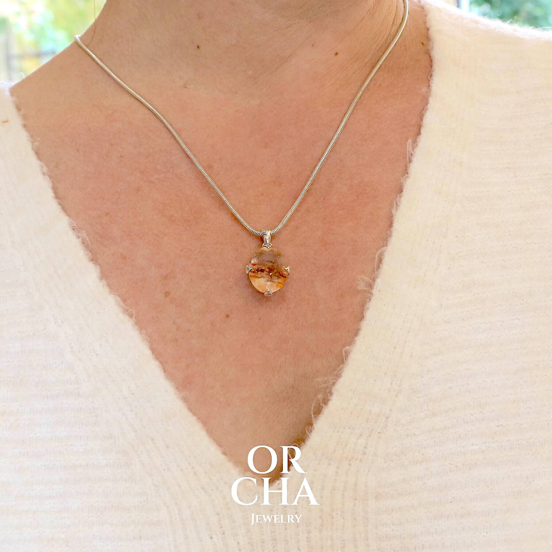 Pendentif en argent massif serti d'une magnifique pierre de soleil. Pierre facettée de forme ovale de qualité transparente. Pierre naturelle de couleur orange à inclusions. Bijoux unique, éthique et durable présenté dans un coffret de notre marque, prêt à offrir. Livraison offerte, certificat d'authenticité, service client.