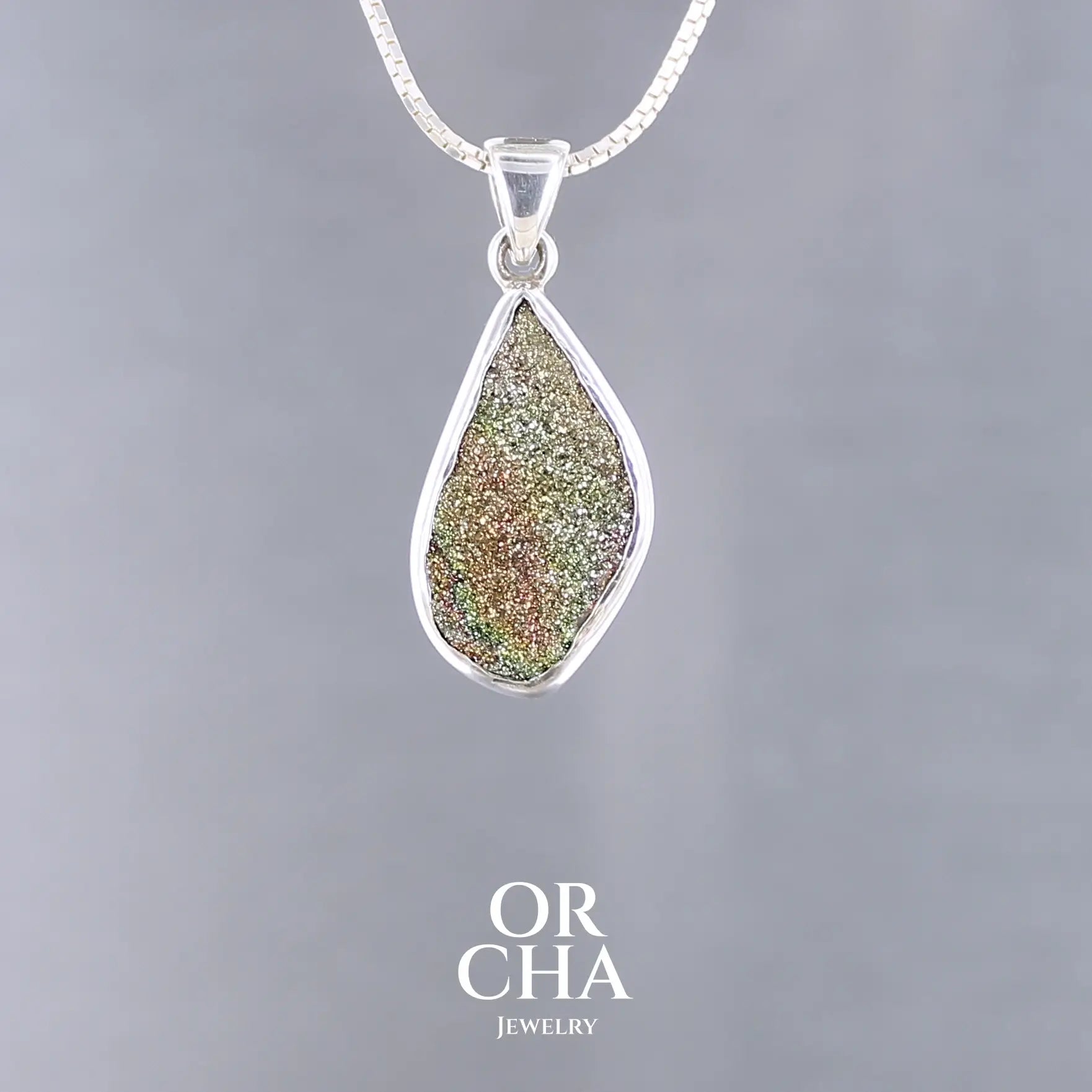 Pendentif en argent massif serti d'une pyrite brute avec ses cristaux. Pierre naturelle de couleur doré, scintillante. Bijoux unique, éthique et durable présenté dans un coffret de notre marque, prêt à offrir. Livraison offerte, certificat d'authenticité, service client.