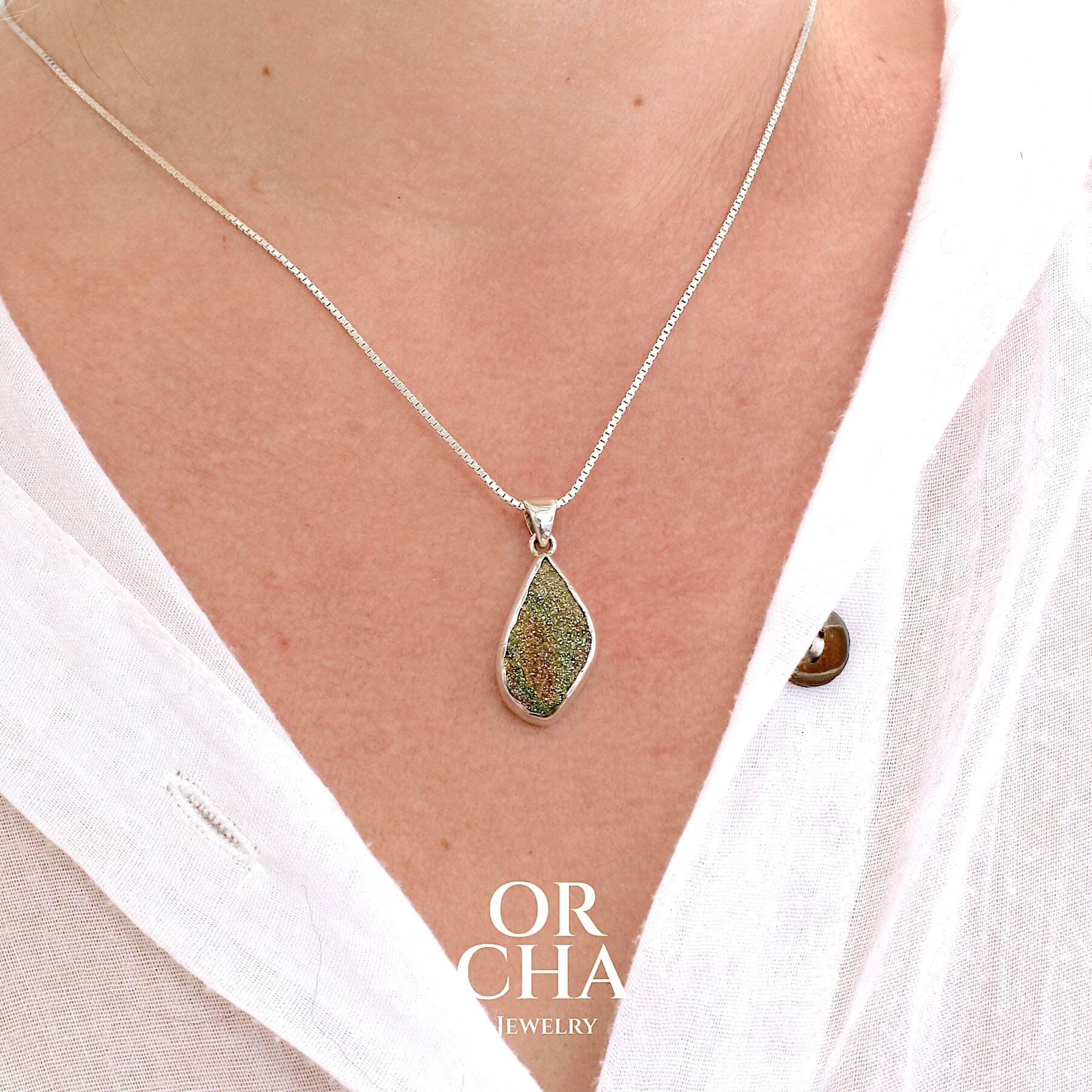 Pendentif en argent massif serti d'une pyrite brute avec ses cristaux. Pierre naturelle de couleur doré, scintillante. Bijoux unique, éthique et durable présenté dans un coffret de notre marque, prêt à offrir. Livraison offerte, certificat d'authenticité, service client.