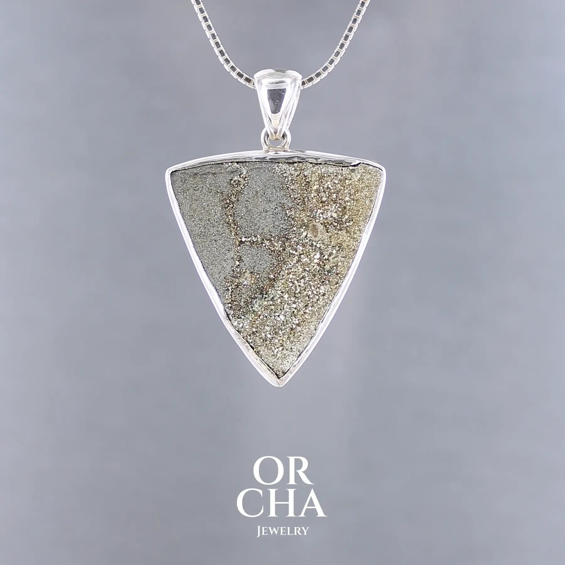 Pendentif en argent massif serti d'une pyrite brute avec ses cristaux. Pierre naturelle de couleur doré, scintillante. Bijoux unique, éthique et durable présenté dans un coffret de notre marque, prêt à offrir. Livraison offerte, certificat d'authenticité, service client.