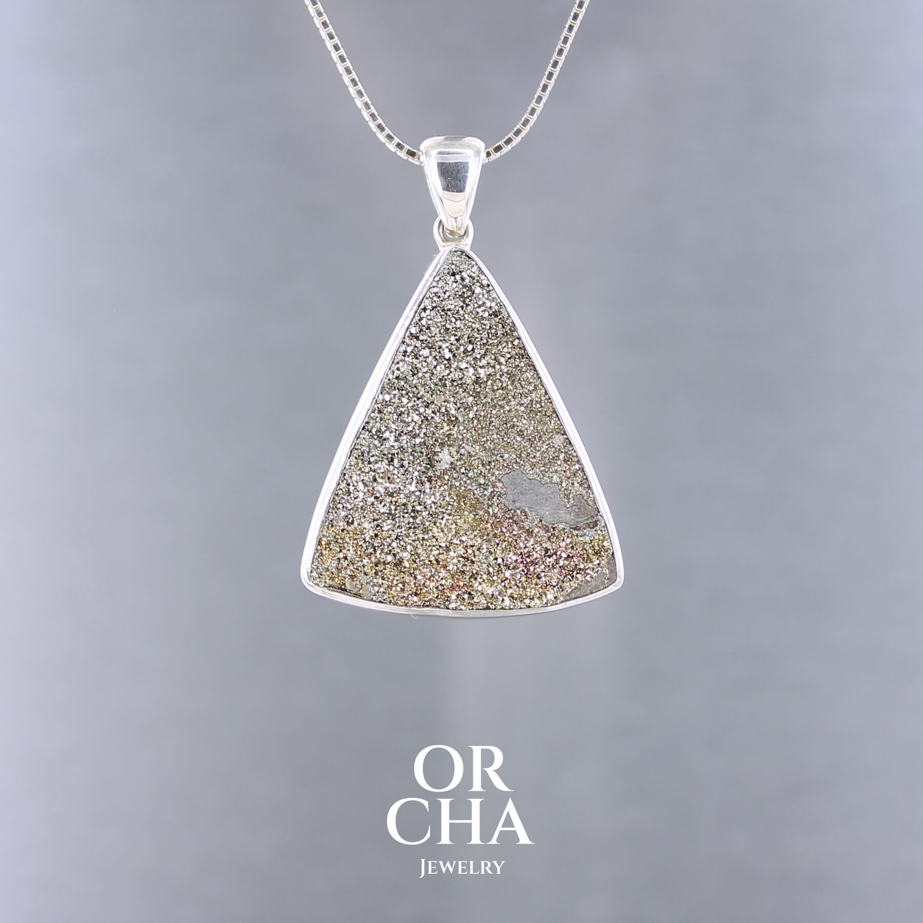 Pendentif en argent massif serti d'une pyrite brute avec ses cristaux. Pierre naturelle de couleur doré, scintillante. Bijoux unique, éthique et durable présenté dans un coffret de notre marque, prêt à offrir. Livraison offerte, certificat d'authenticité, service client.