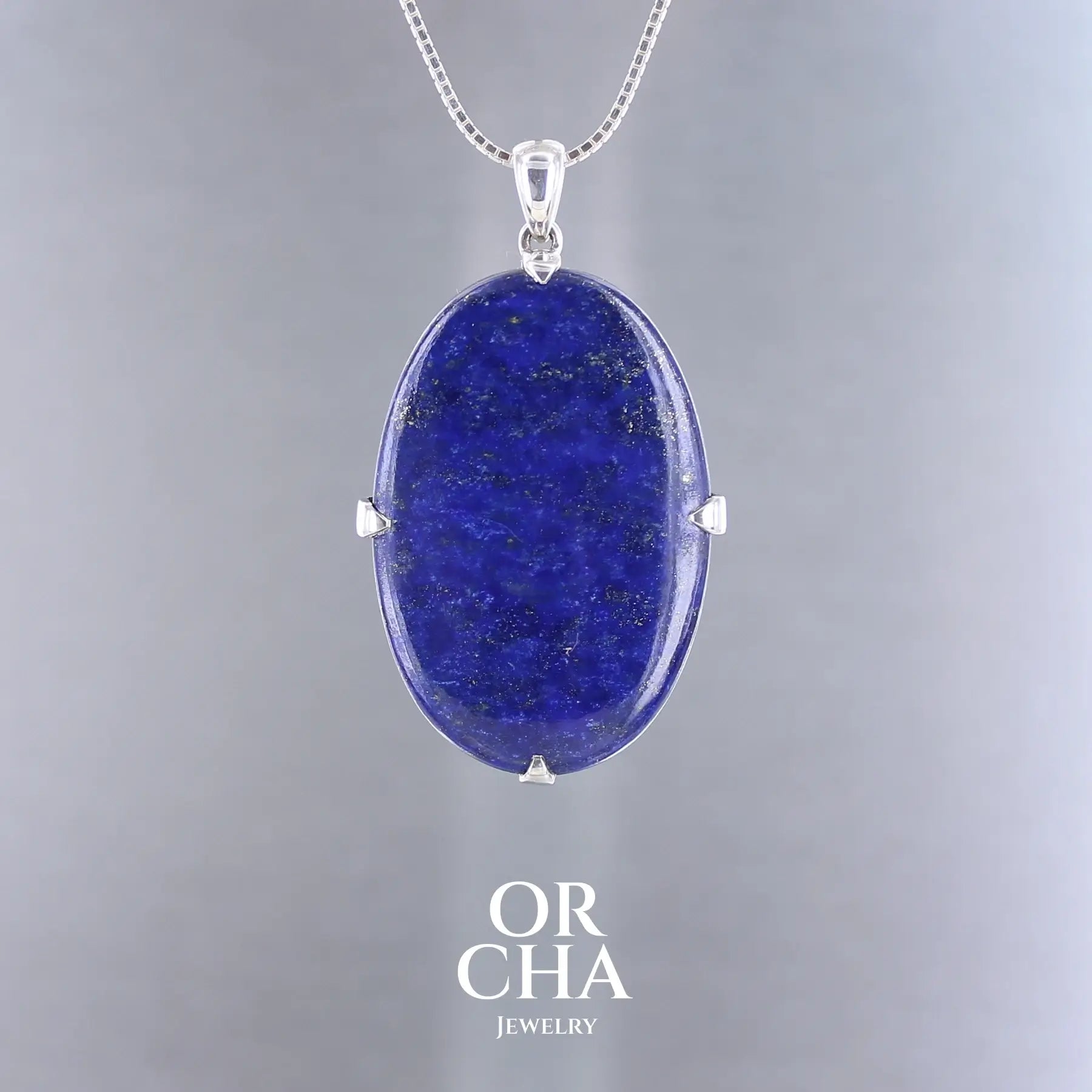 Grand pendentif ovale pour femme en argent massif serti d'un Lapis Lazuli. Pierre naturelle de couleur bleu nuit à inclusions de pyrite dorés, qualité  opaque. Bijoux unique, éthique et durable présenté dans un coffret de notre marque, prêt à offrir. Livraison offerte, certificat d'authenticité, service client.

