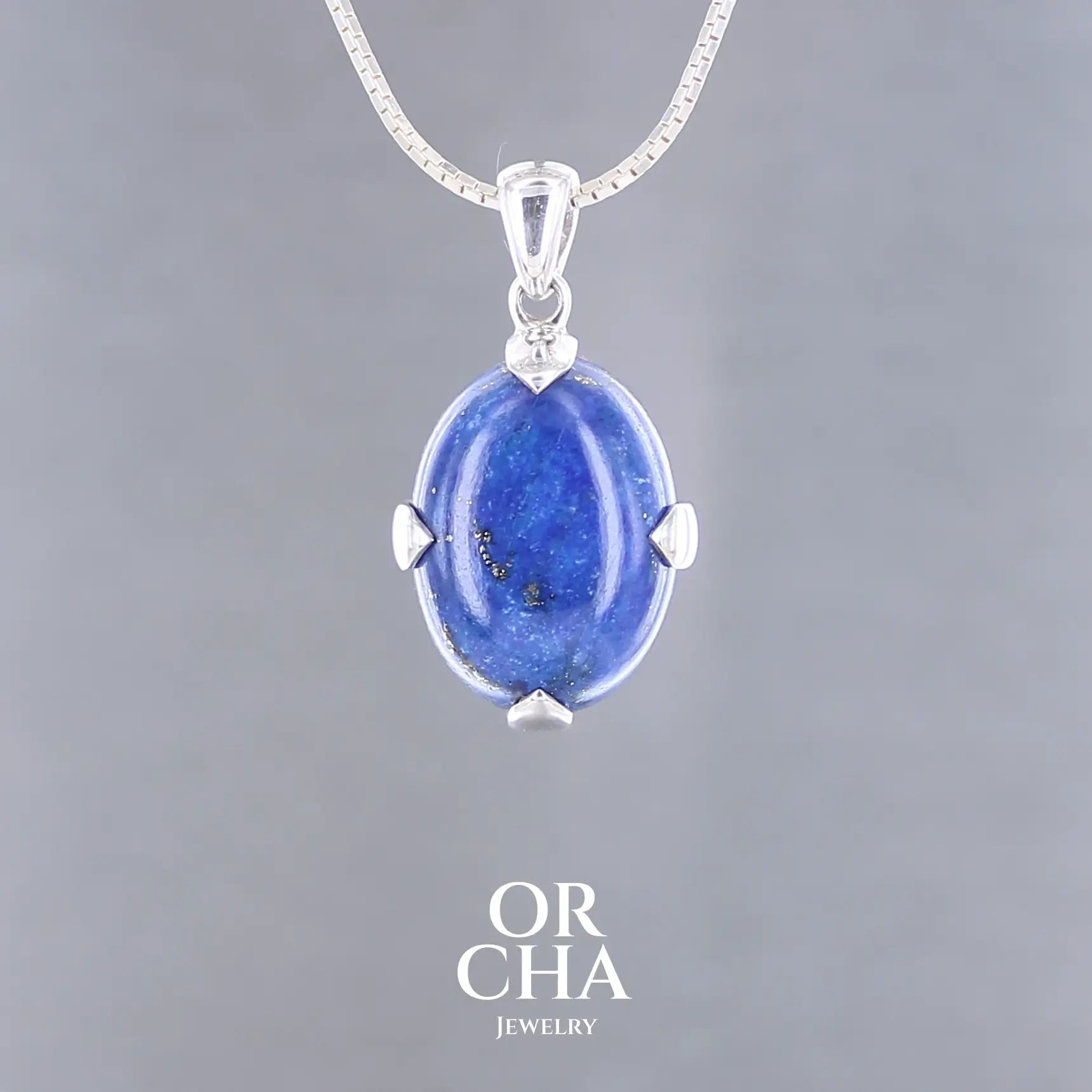 Pendentif ovale en argent massif serti d'un Lapis Lazuli. Pierre naturelle de couleur bleu nuit à inclusions de pyrite dorés, qualité opaque. Bijoux unique, éthique et durable présenté dans un coffret de notre marque, prêt à offrir. Livraison offerte, certificat d'authenticité, service client.