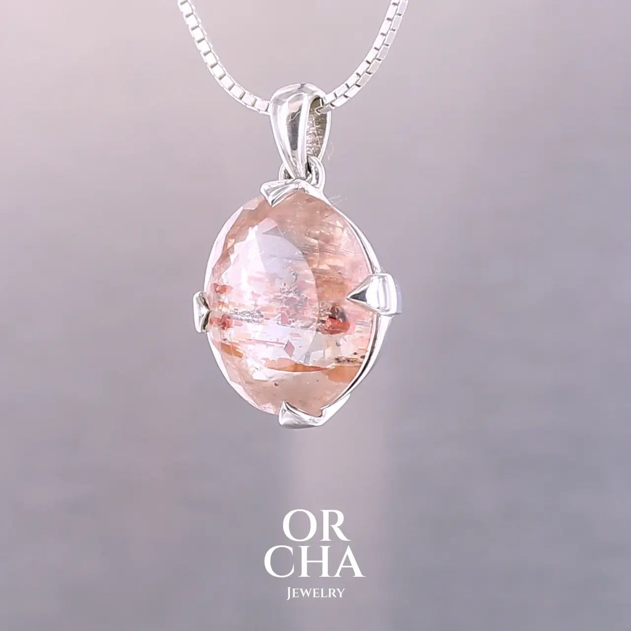Pendentif en argent massif serti d'une magnifique pierre de soleil. Pierre facettée de forme ovale de qualité transparente. Pierre naturelle de couleur orange à inclusions. Bijoux unique, éthique et durable présenté dans un coffret de notre marque, prêt à offrir. Livraison offerte, certificat d'authenticité, service client.