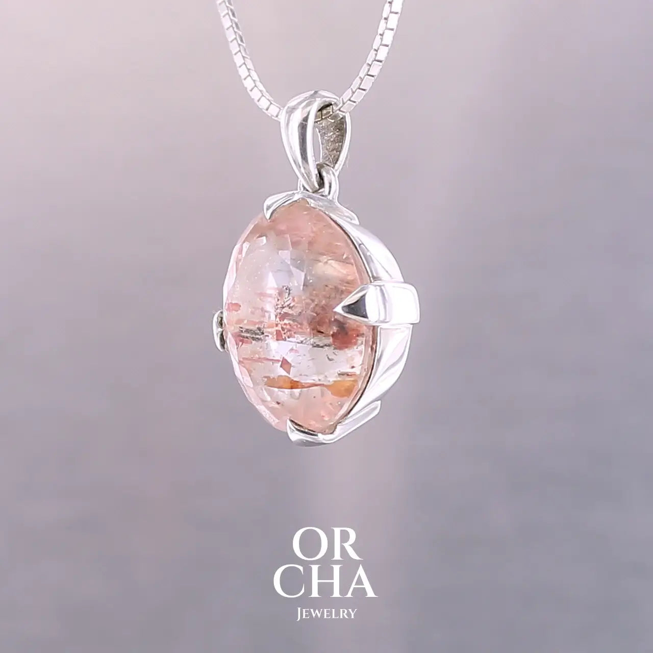 Pendentif en argent massif serti d'une magnifique pierre de soleil. Pierre facettée de forme ovale de qualité transparente. Pierre naturelle de couleur orange à inclusions. Bijoux unique, éthique et durable présenté dans un coffret de notre marque, prêt à offrir. Livraison offerte, certificat d'authenticité, service client.
