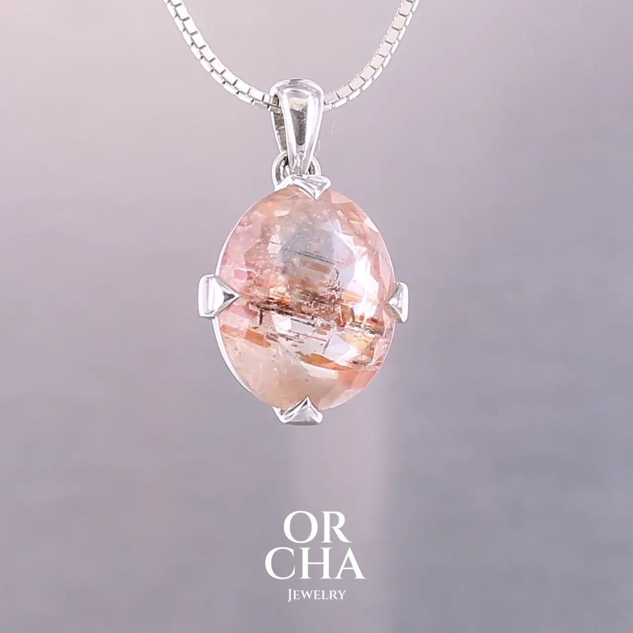 Pendentif en argent massif serti d'une magnifique pierre de soleil. Pierre facettée de forme ovale de qualité transparente. Pierre naturelle de couleur orange à inclusions. Bijoux unique, éthique et durable présenté dans un coffret de notre marque, prêt à offrir. Livraison offerte, certificat d'authenticité, service client.