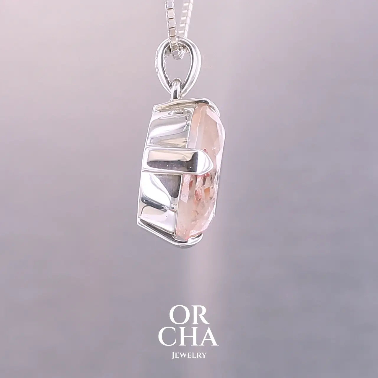 Pendentif en argent massif serti d'une magnifique pierre de soleil. Pierre facettée de forme ovale de qualité transparente. Pierre naturelle de couleur orange à inclusions. Bijoux unique, éthique et durable présenté dans un coffret de notre marque, prêt à offrir. Livraison offerte, certificat d'authenticité, service client.