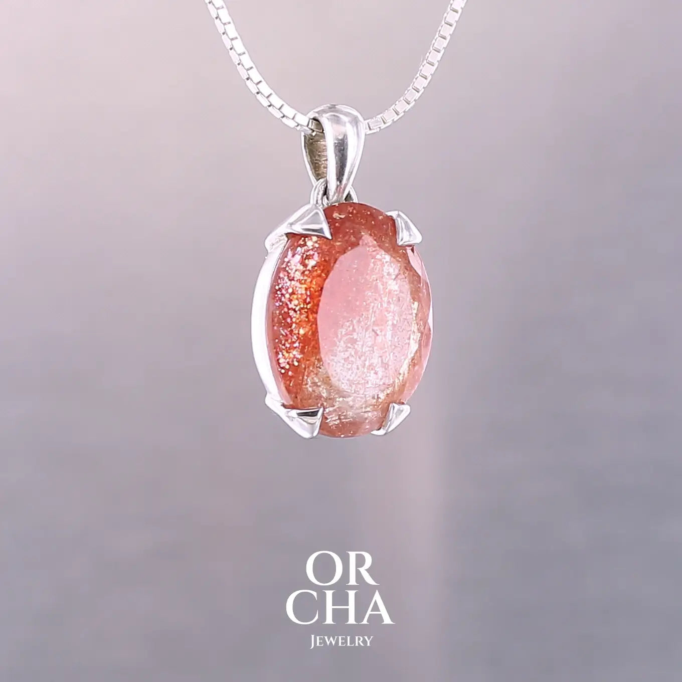 Pendentif en argent massif serti d'une magnifique pierre de soleil. Pierre facettée de forme ovale de qualité transparente. Pierre naturelle de couleur orange à scintillement doré et orangé. Bijoux unique, éthique et durable présenté dans un coffret de notre marque, prêt à offrir. Livraison offerte, certificat d'authenticité, service client.