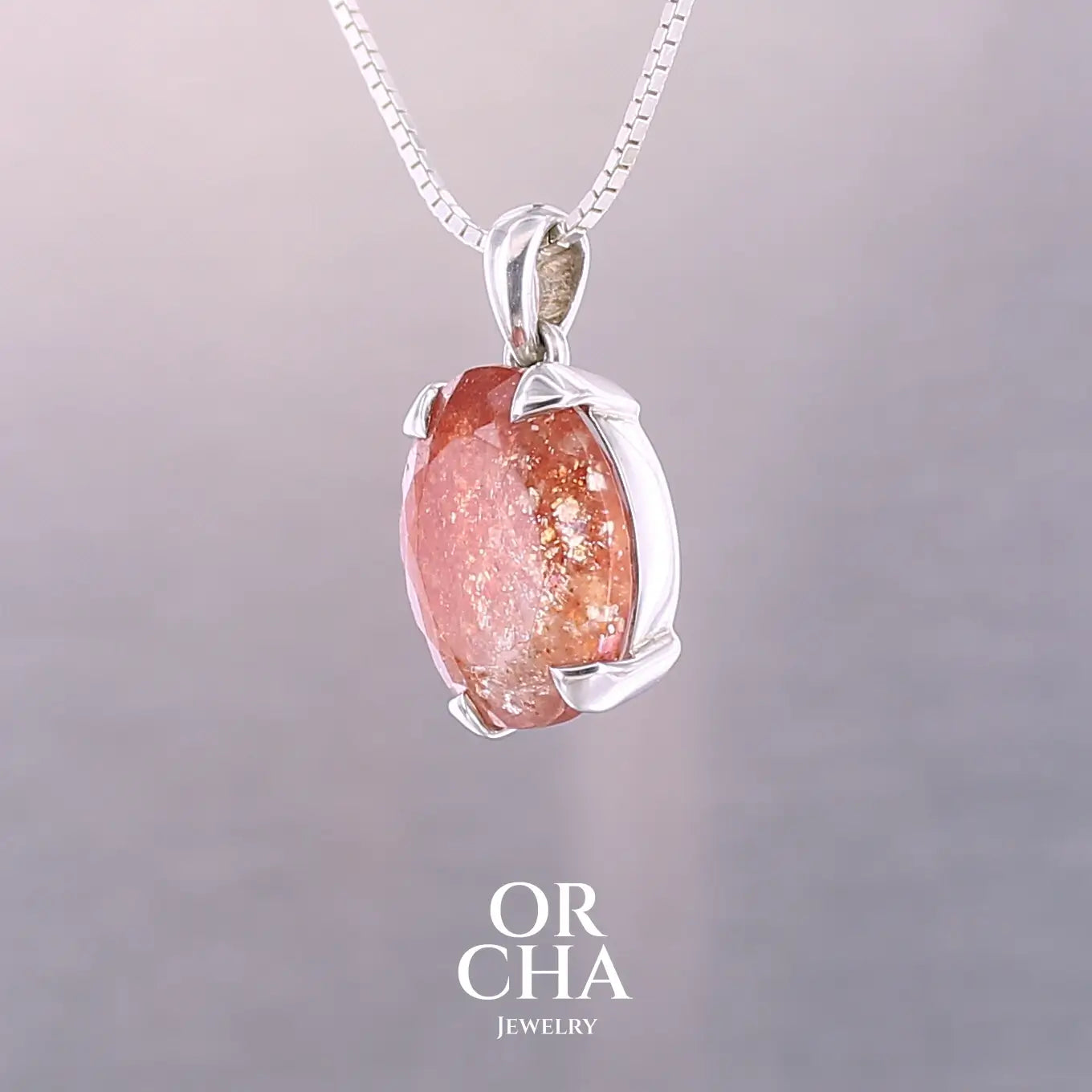Pendentif en argent massif serti d'une magnifique pierre de soleil. Pierre facettée de forme ovale de qualité transparente. Pierre naturelle de couleur orange à scintillement doré et orangé. Bijoux unique, éthique et durable présenté dans un coffret de notre marque, prêt à offrir. Livraison offerte, certificat d'authenticité, service client.