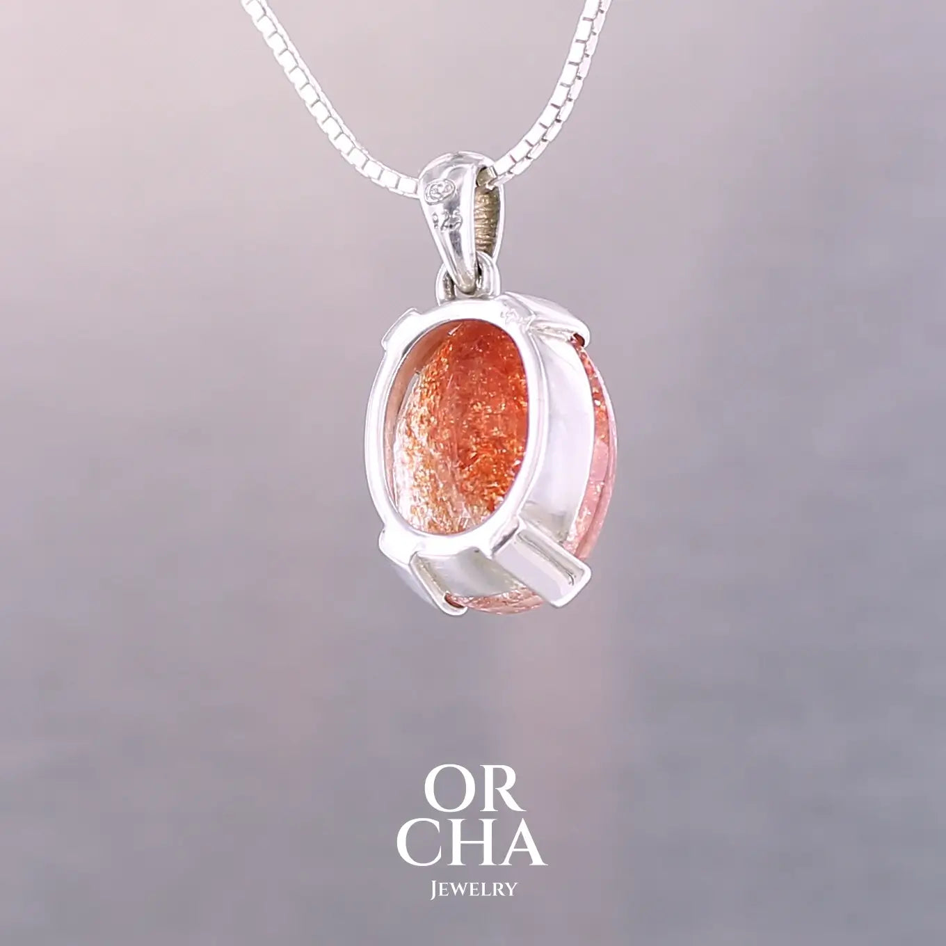 Pendentif en argent massif serti d'une magnifique pierre de soleil. Pierre facettée de forme ovale de qualité transparente. Pierre naturelle de couleur orange à scintillement doré et orangé. Bijoux unique, éthique et durable présenté dans un coffret de notre marque, prêt à offrir. Livraison offerte, certificat d'authenticité, service client.